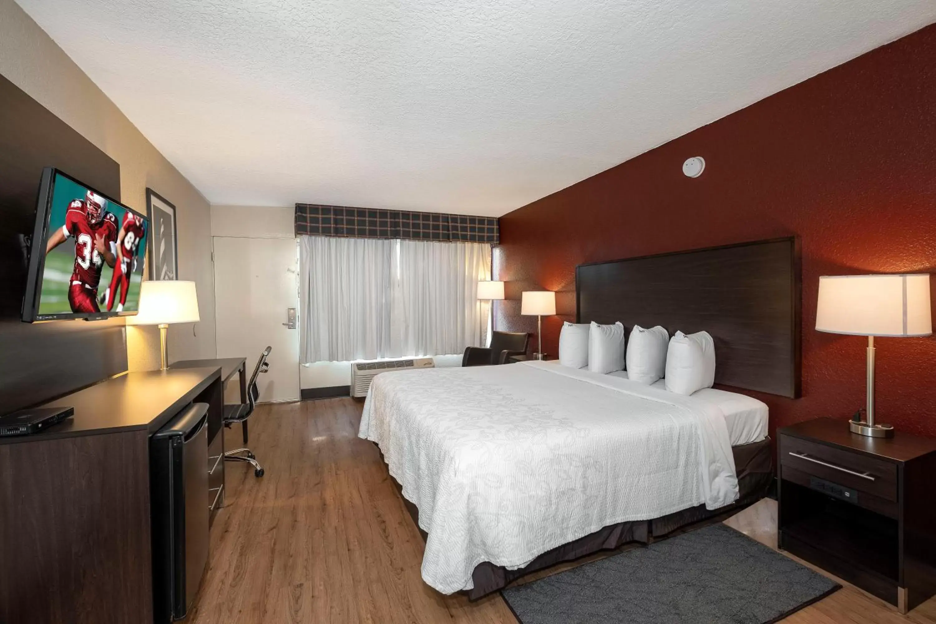 Standard King Room Smoke Free in Red Roof Inn PLUS+ St. Augustine Standard King Room Smoke Free in Red Roof Inn PLUS+ St. Augustine