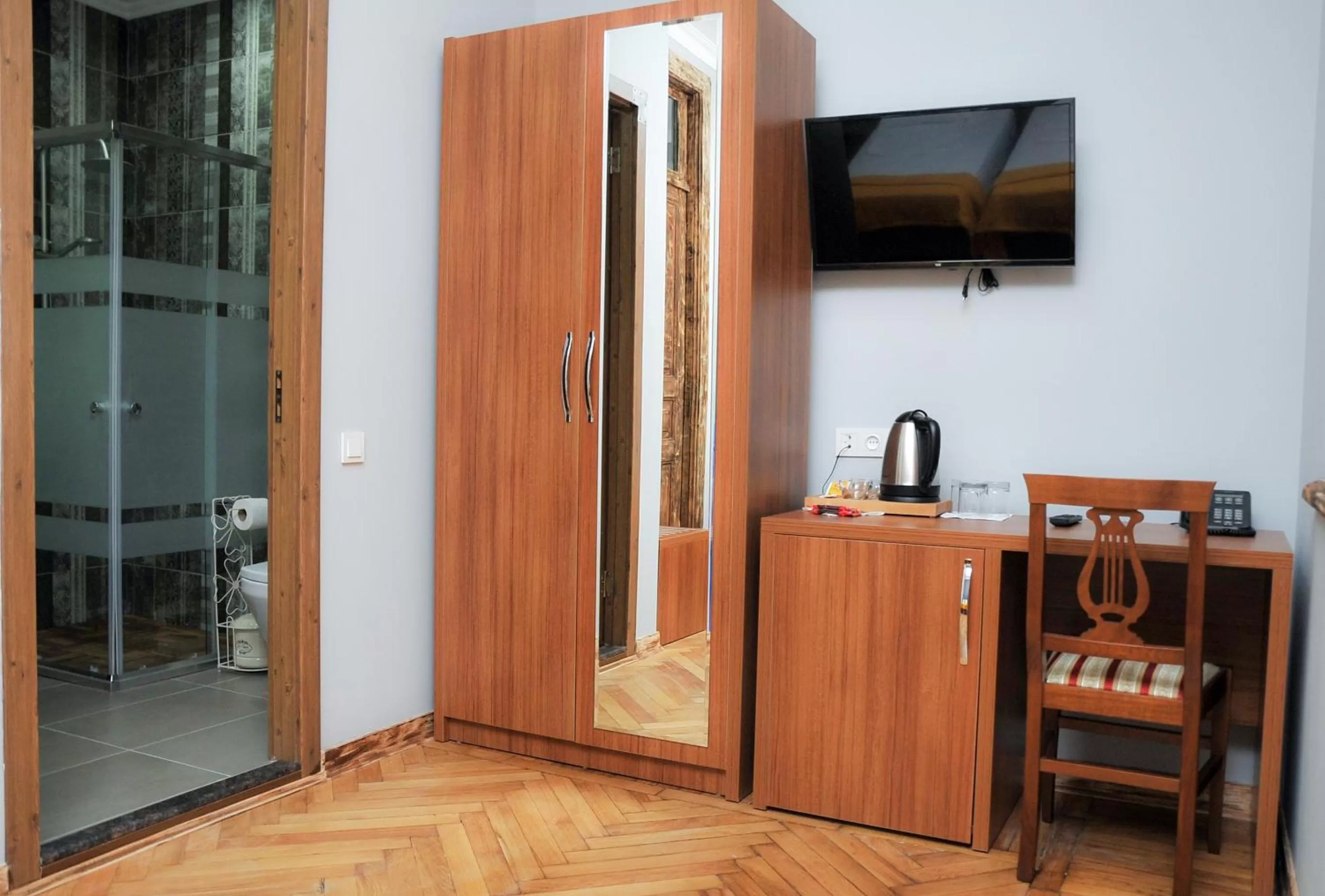 Coffee/tea facilities, Kitchen/Kitchenette in Palm Hotel