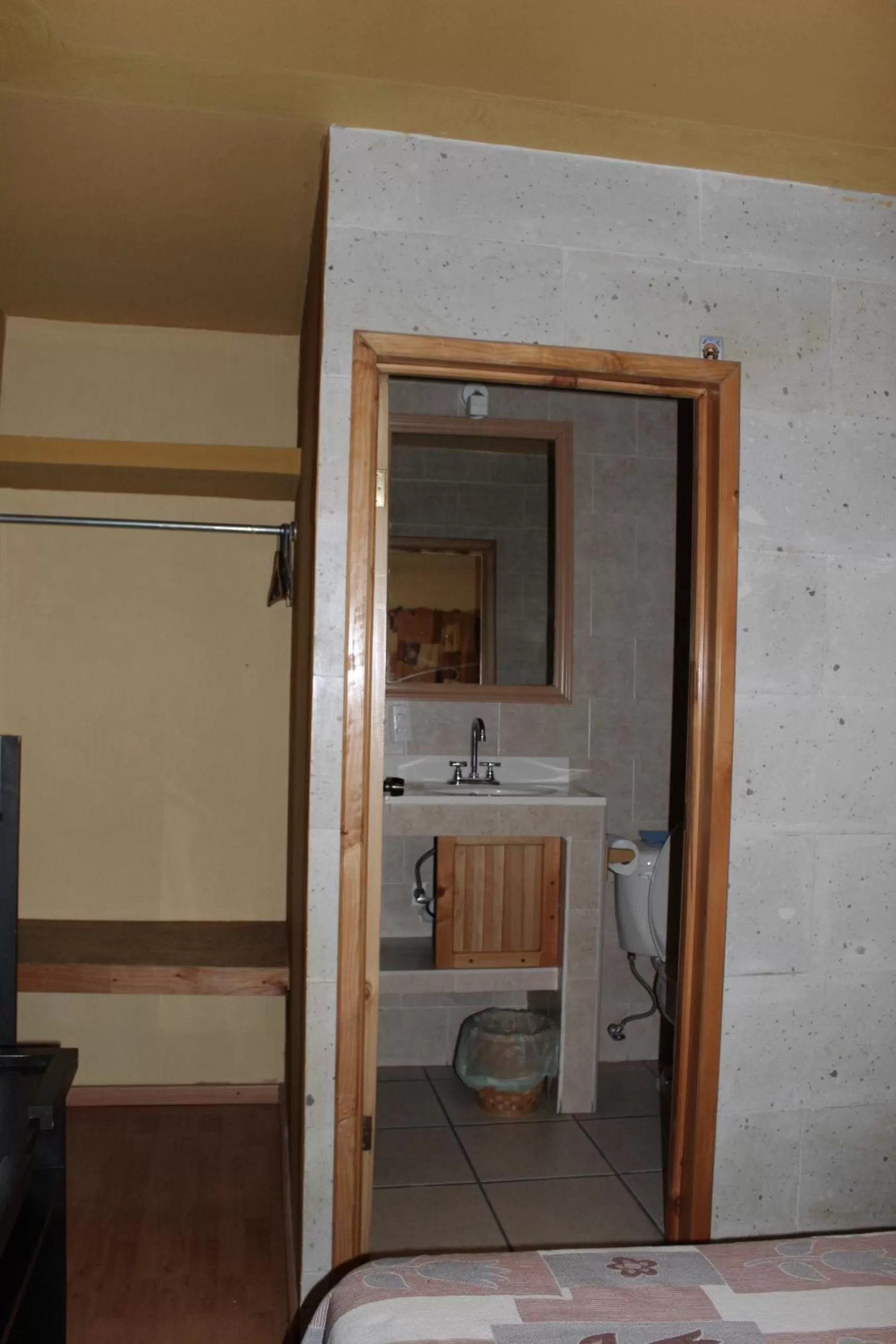 Bathroom, Bed in Hotel Plaza Mayor