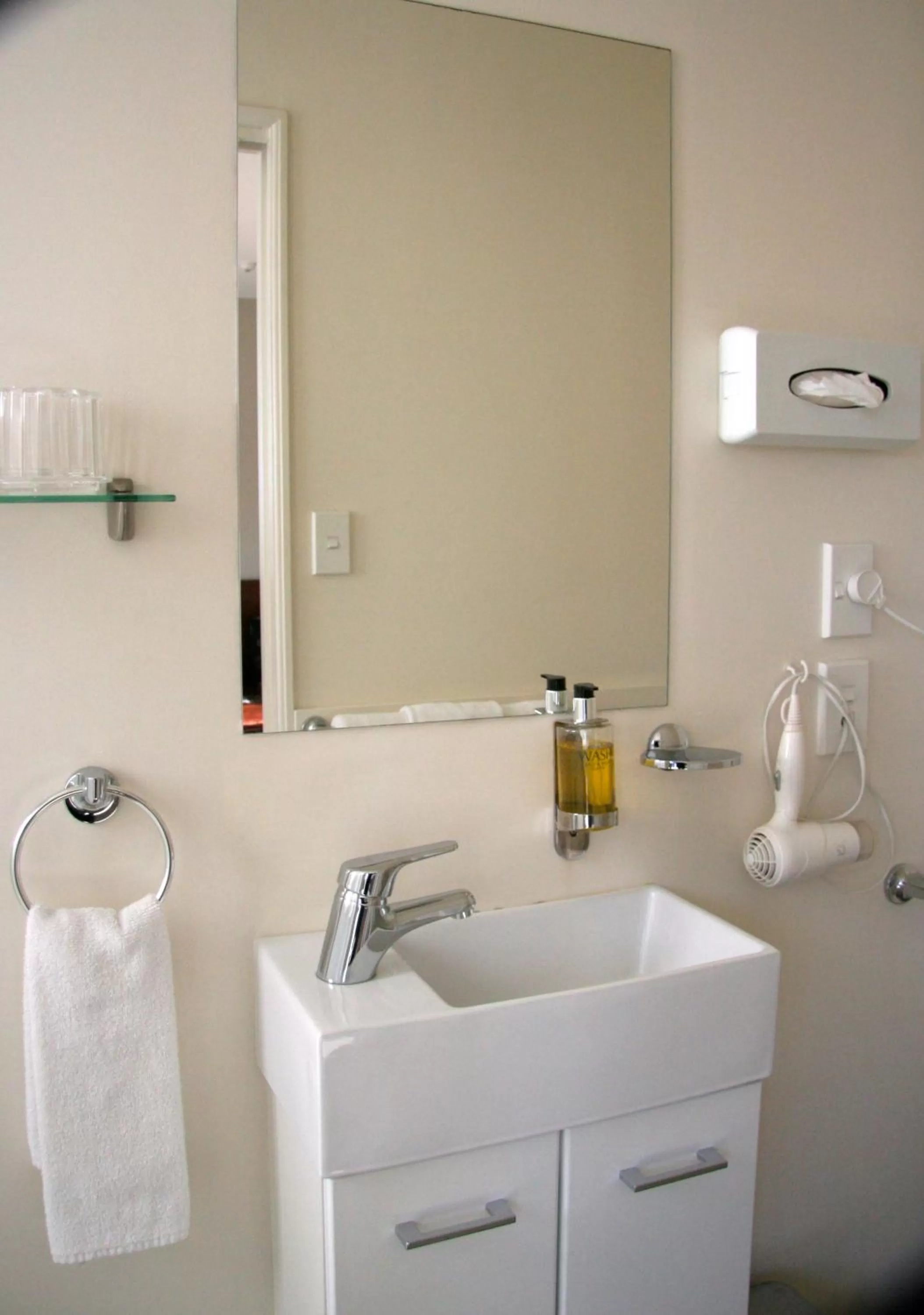 Bathroom in Sherborne Motor Lodge