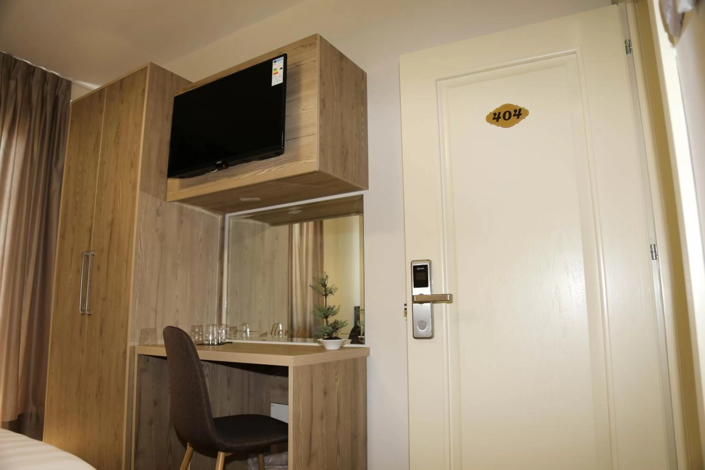 TV and multimedia, TV/Entertainment Center in Mervin Hotel