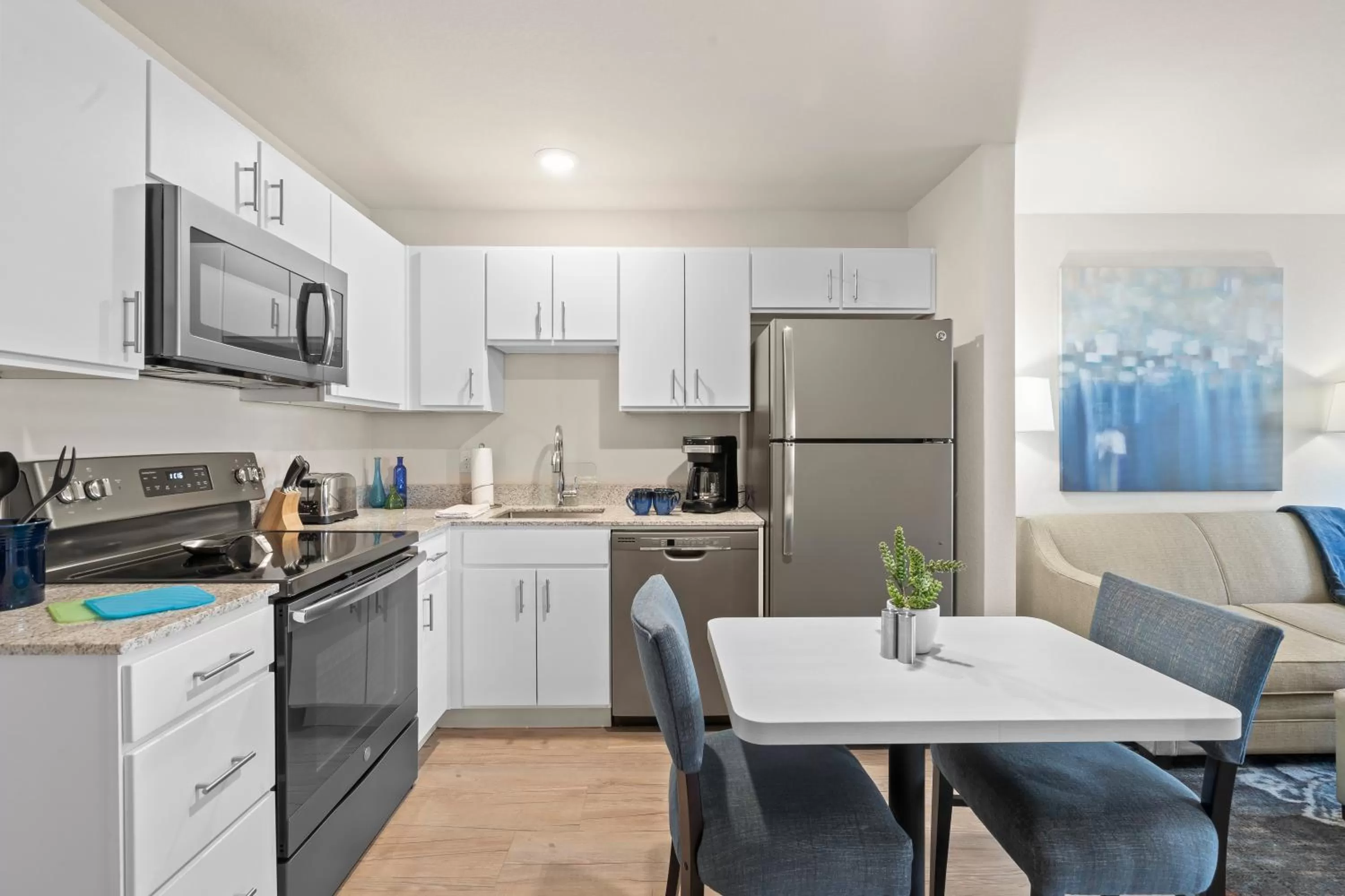 Dining area in WaterWalk Extended Stay by Wyndham Kansas City - Overland Pk