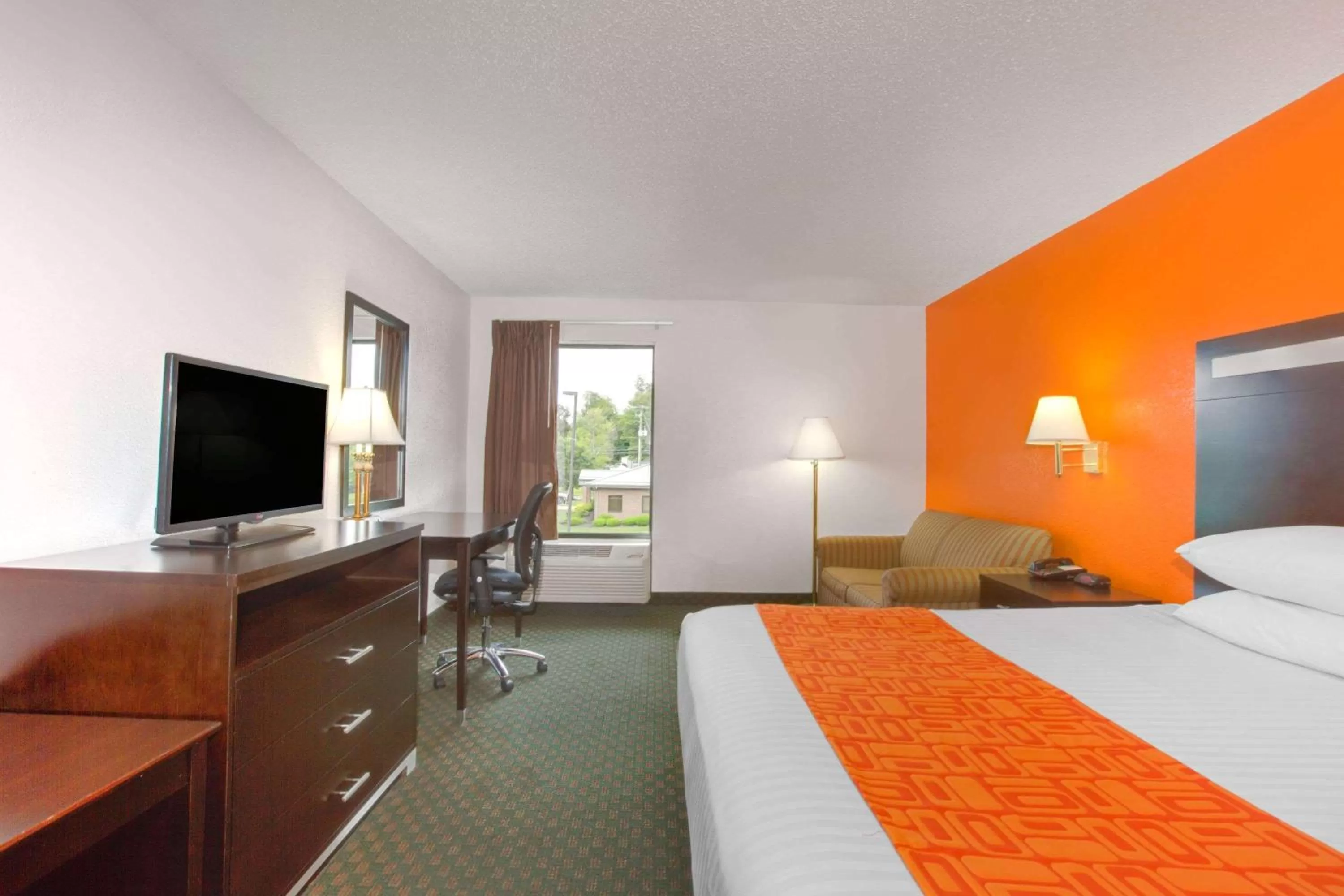 Photo of the whole room, Bed in Howard Johnson by Wyndham Beckley