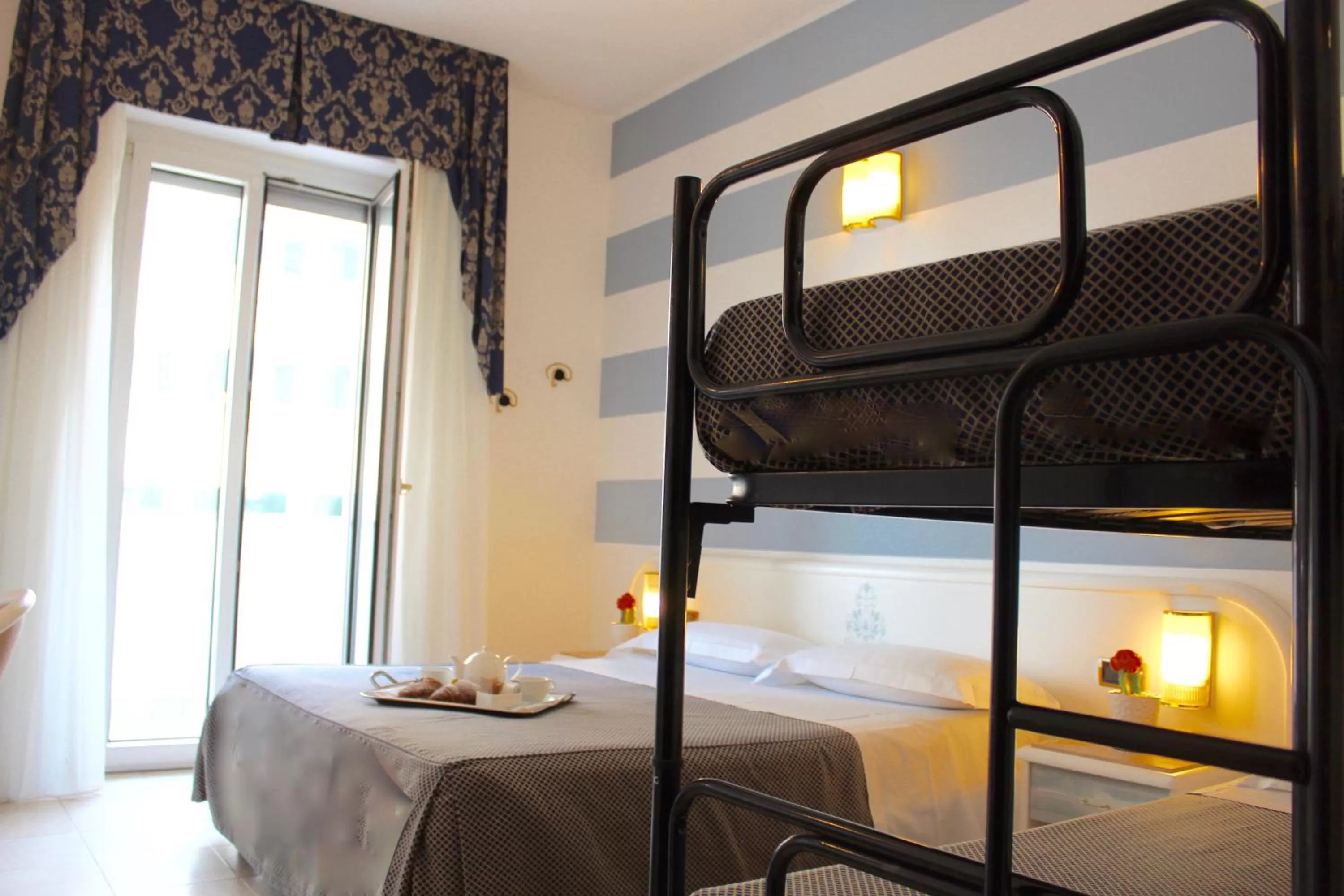 bunk bed, Bed in Hotel Du Soleil