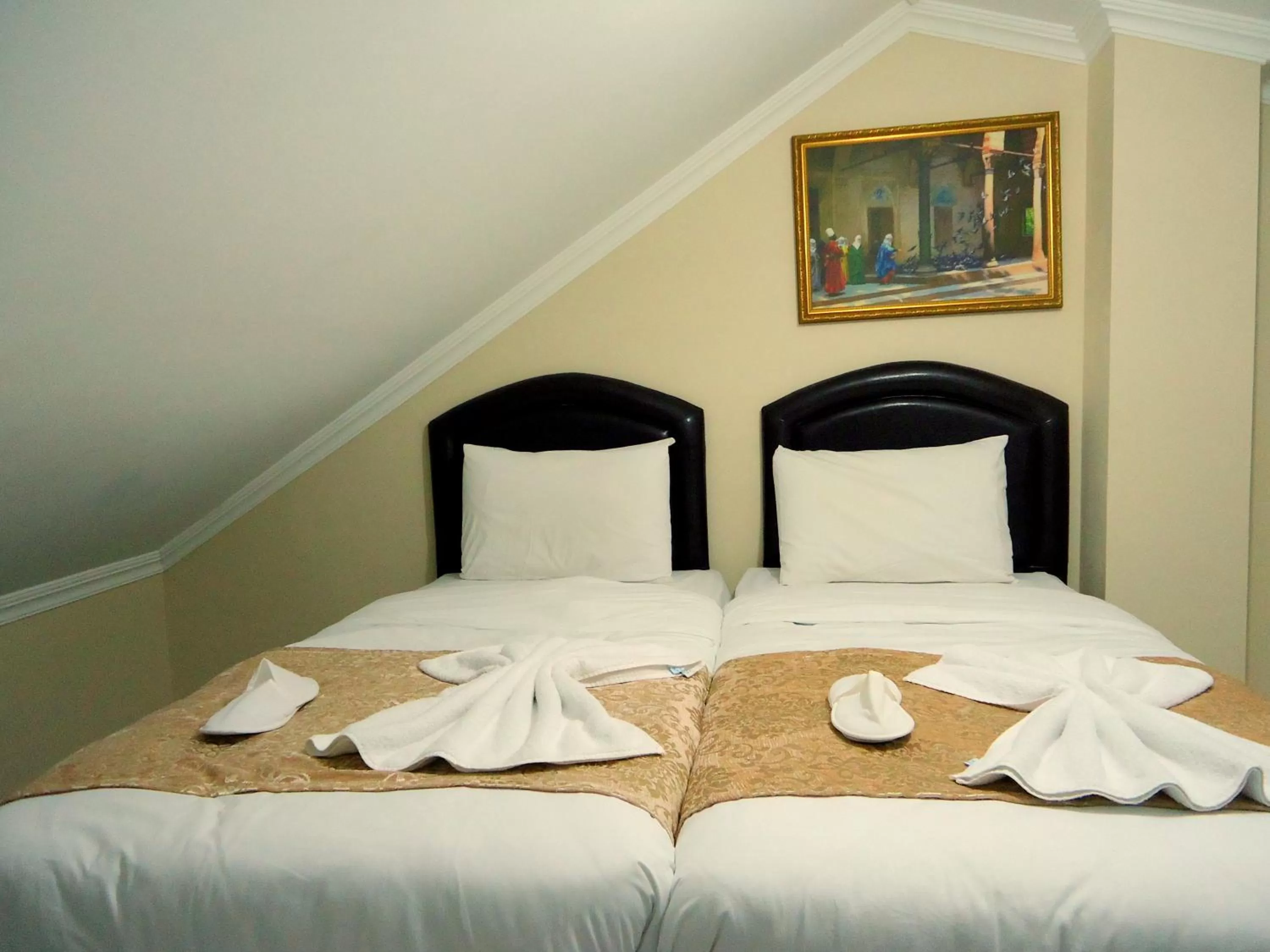 Photo of the whole room, Bed in Tolga Hotel