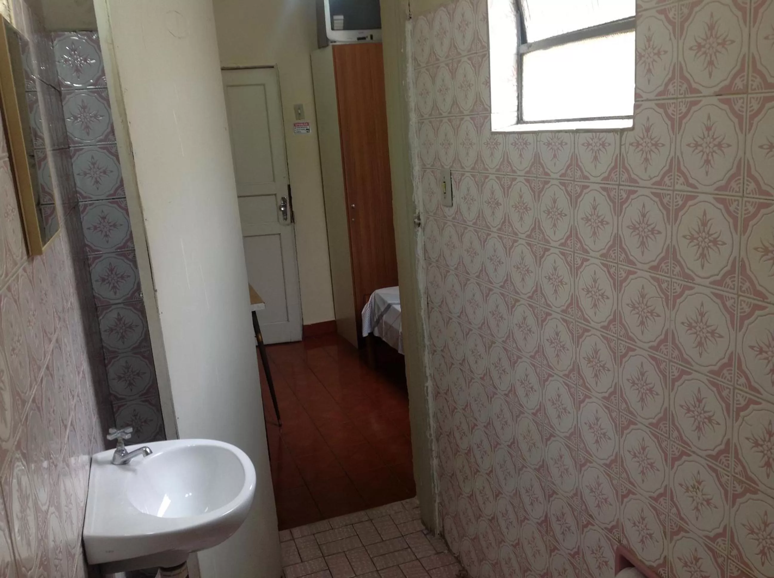 Photo of the whole room, Bathroom in Hotel Chaves - Quartos Individuais