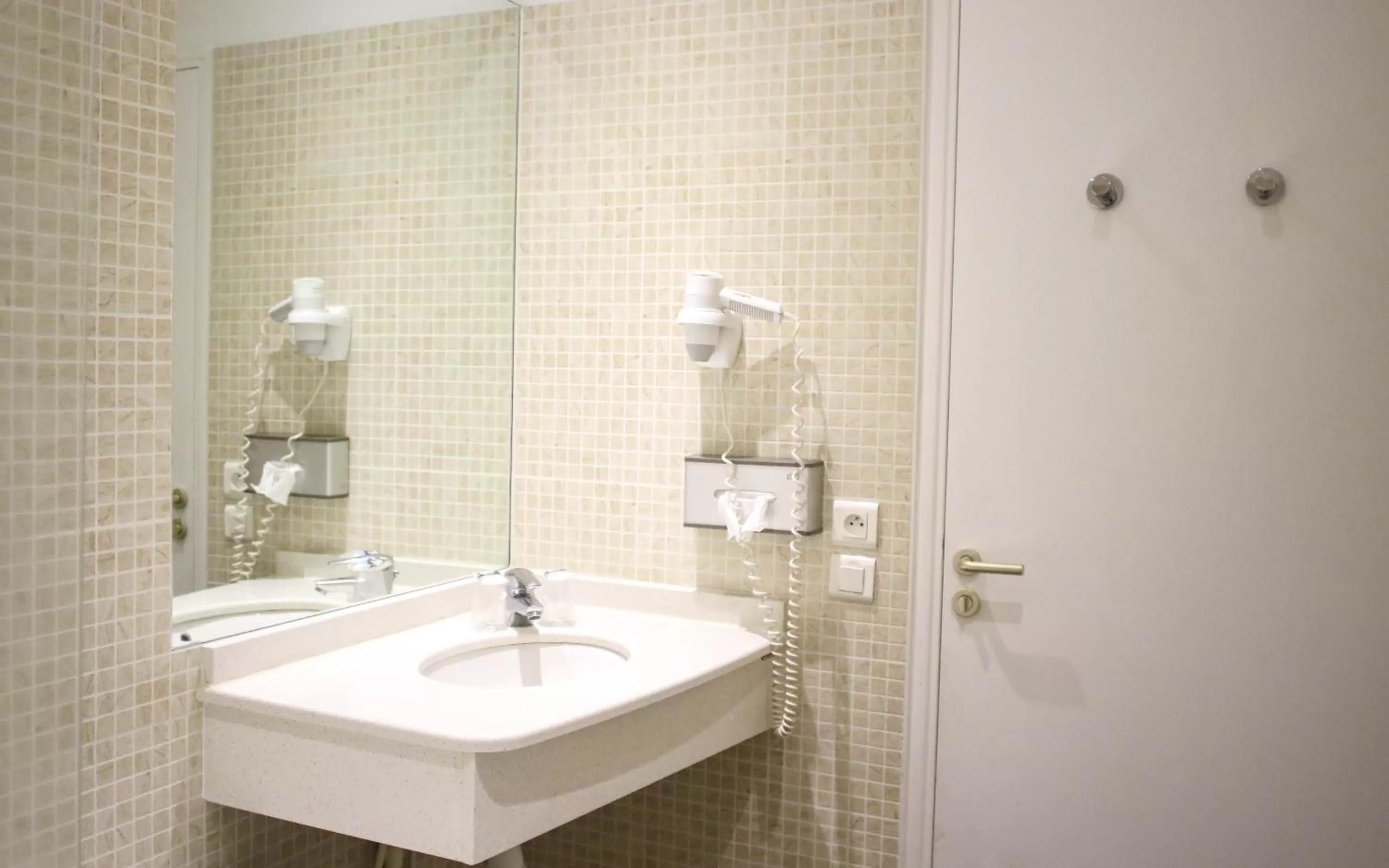 Shower in Hôtel Mercure Saint-Nectaire Spa & Bien-être