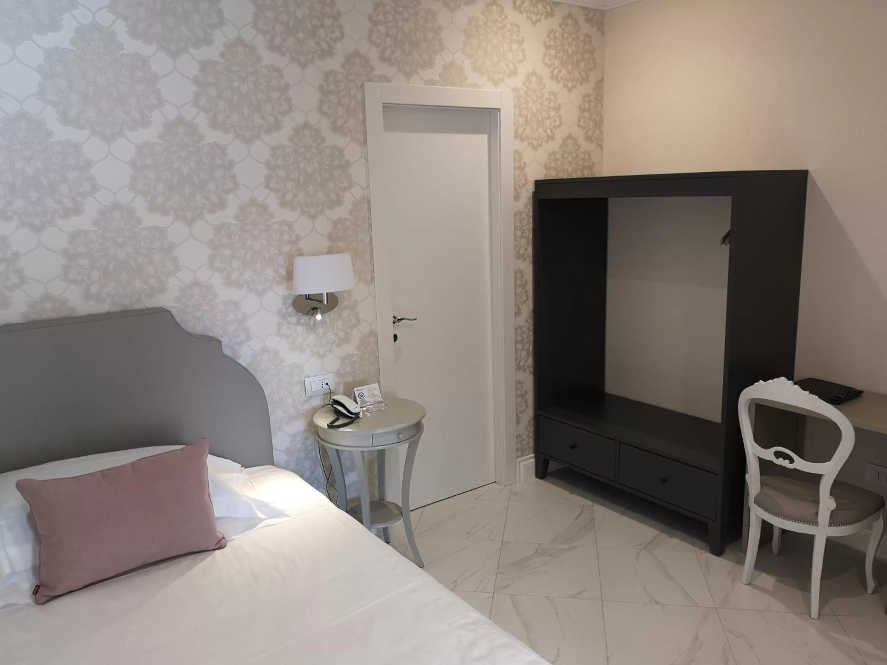 Photo of the whole room, Bed in Altavilla Boutique Hotel