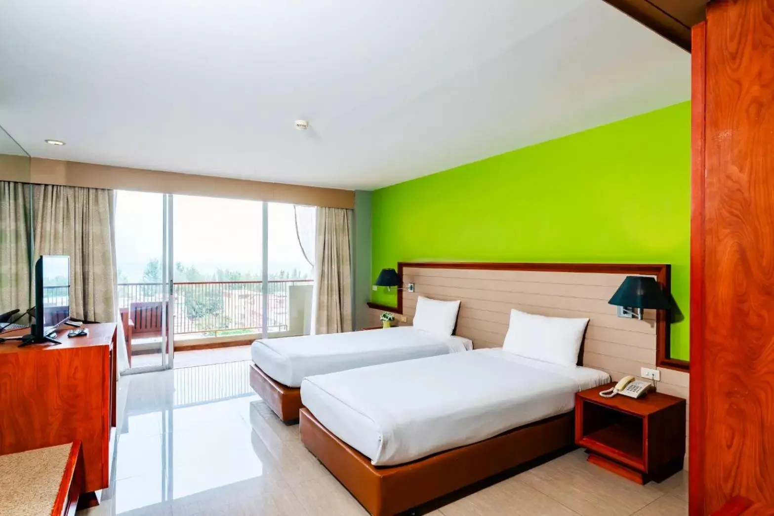 Deluxe Double or Twin Room in Long Beach Cha-Am Hotel Deluxe Double or Twin Room in Long Beach Cha-Am Hotel