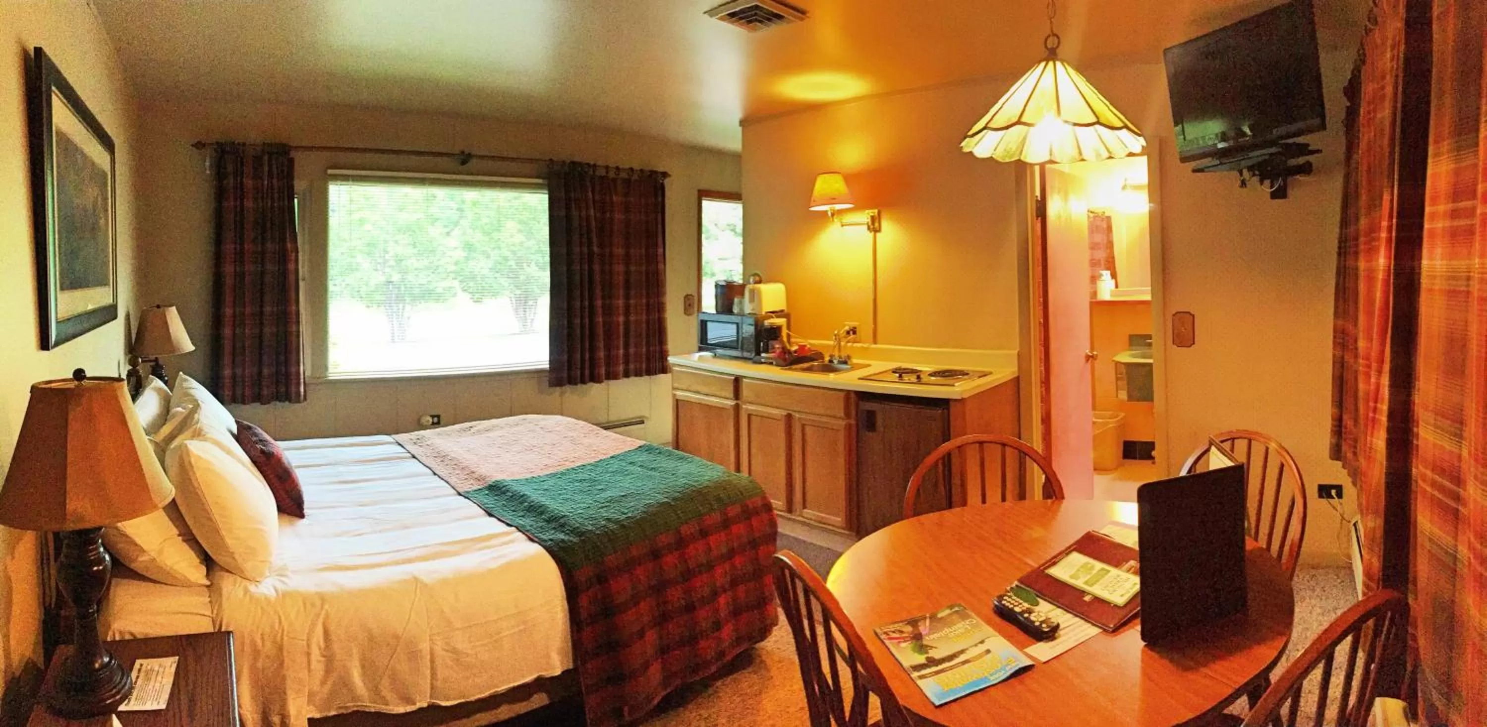 Photo of the whole room, Bed in Hungry Trout Resort