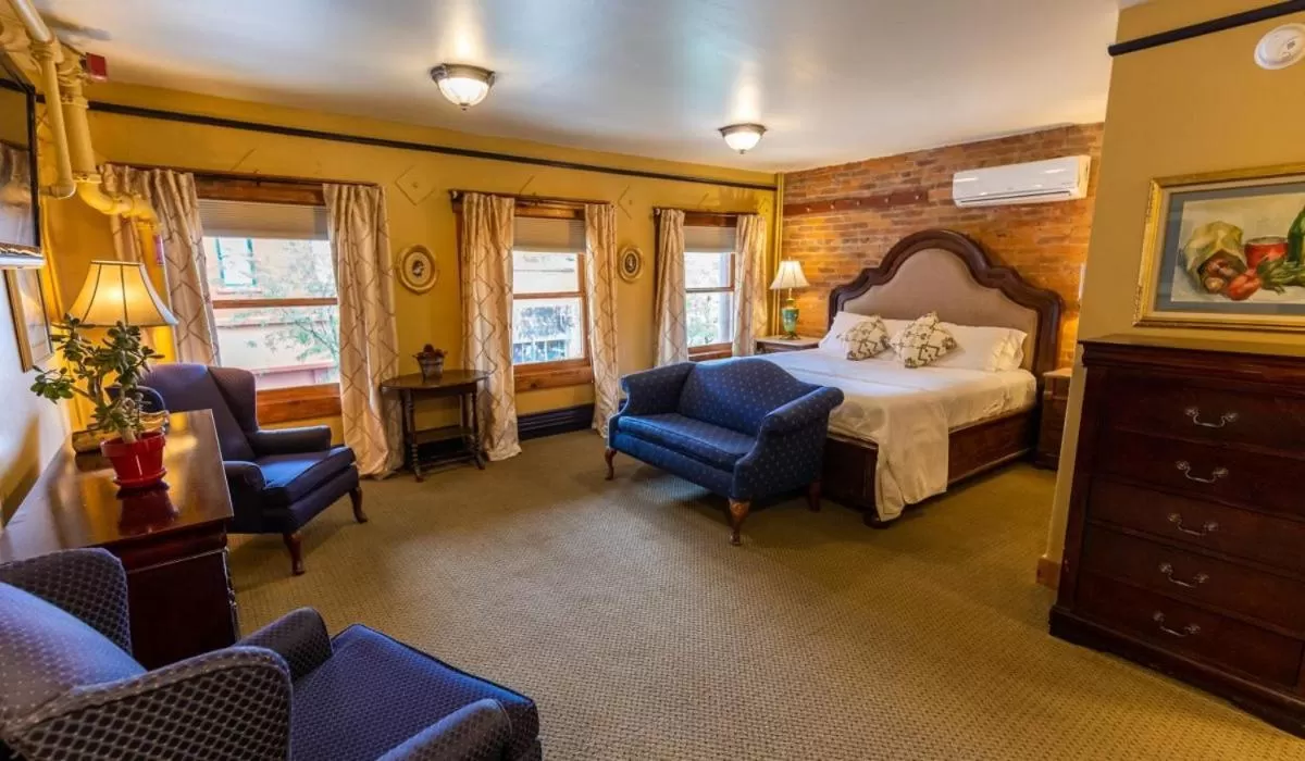 Photo of the whole room, Bed in Weatherford Hotel