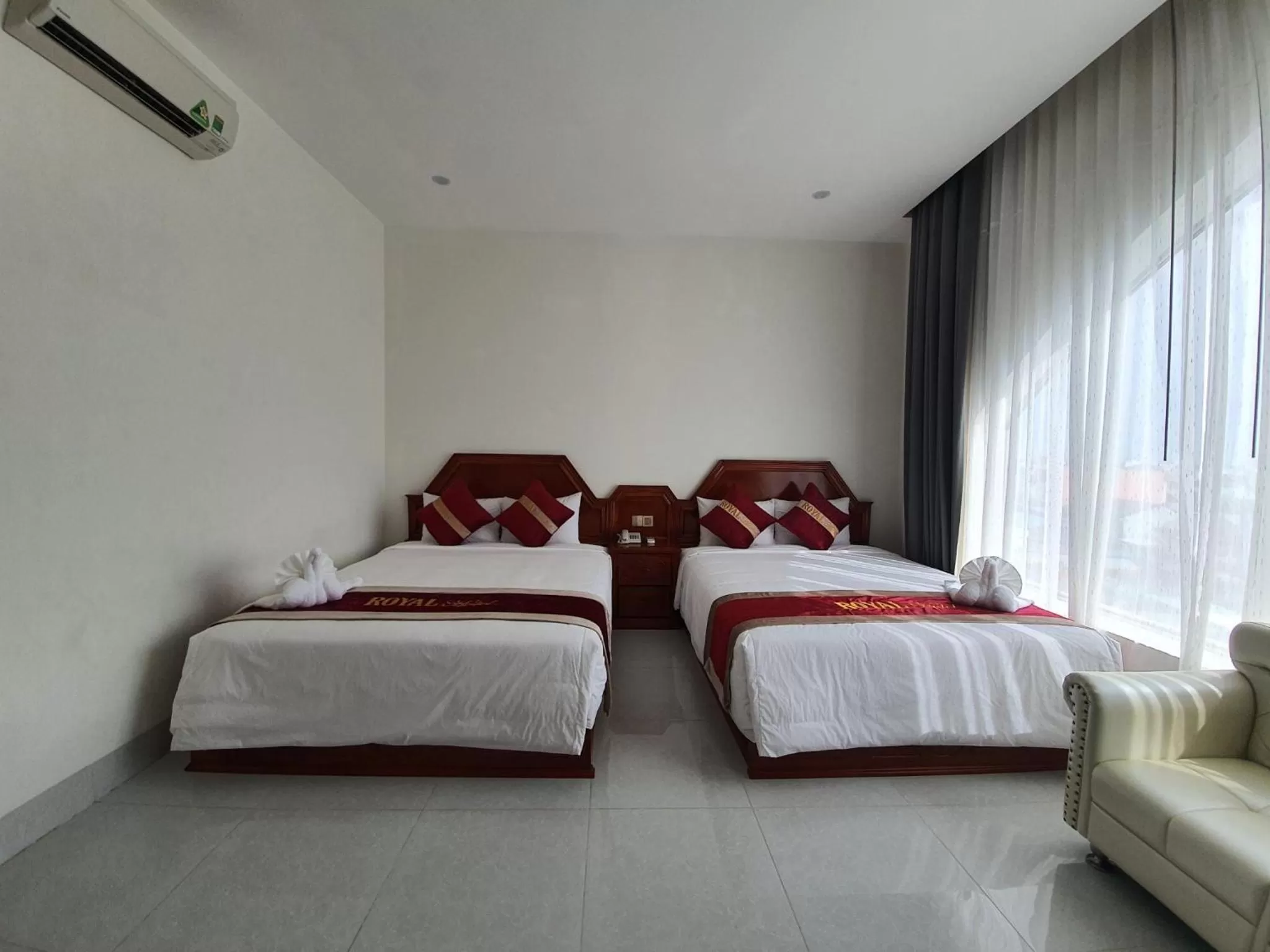 Bedroom, Bed in Royal Hotel