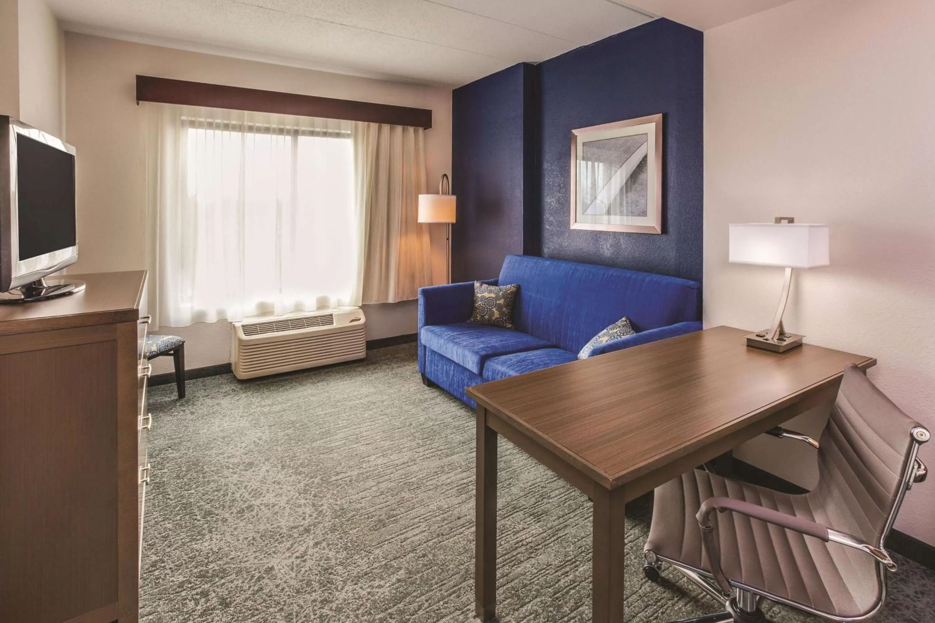 Photo of the whole room in La Quinta by Wyndham Philadelphia Airport