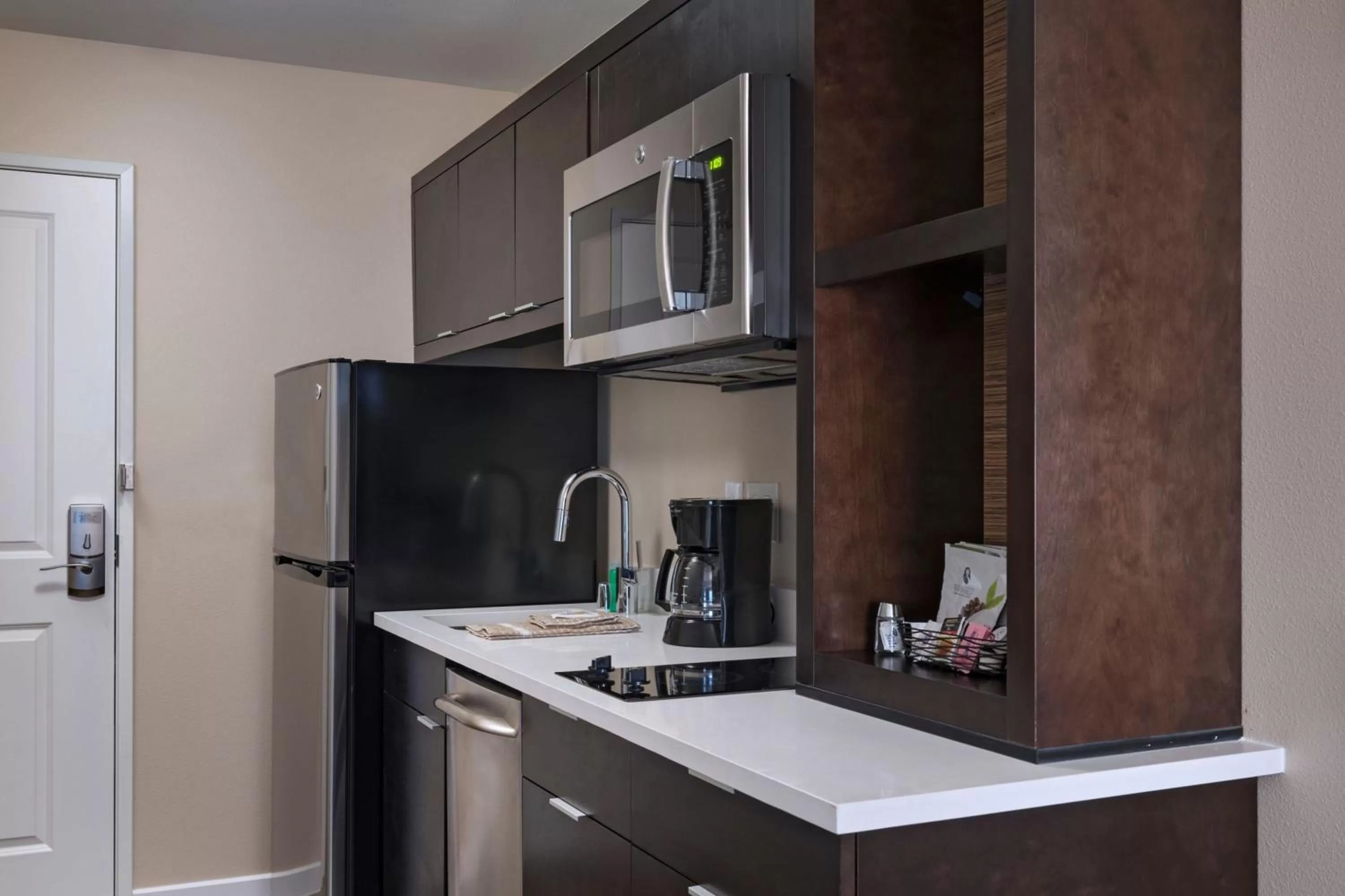 Kitchen or kitchenette in TownePlace Suites by Marriott Tacoma Lakewood