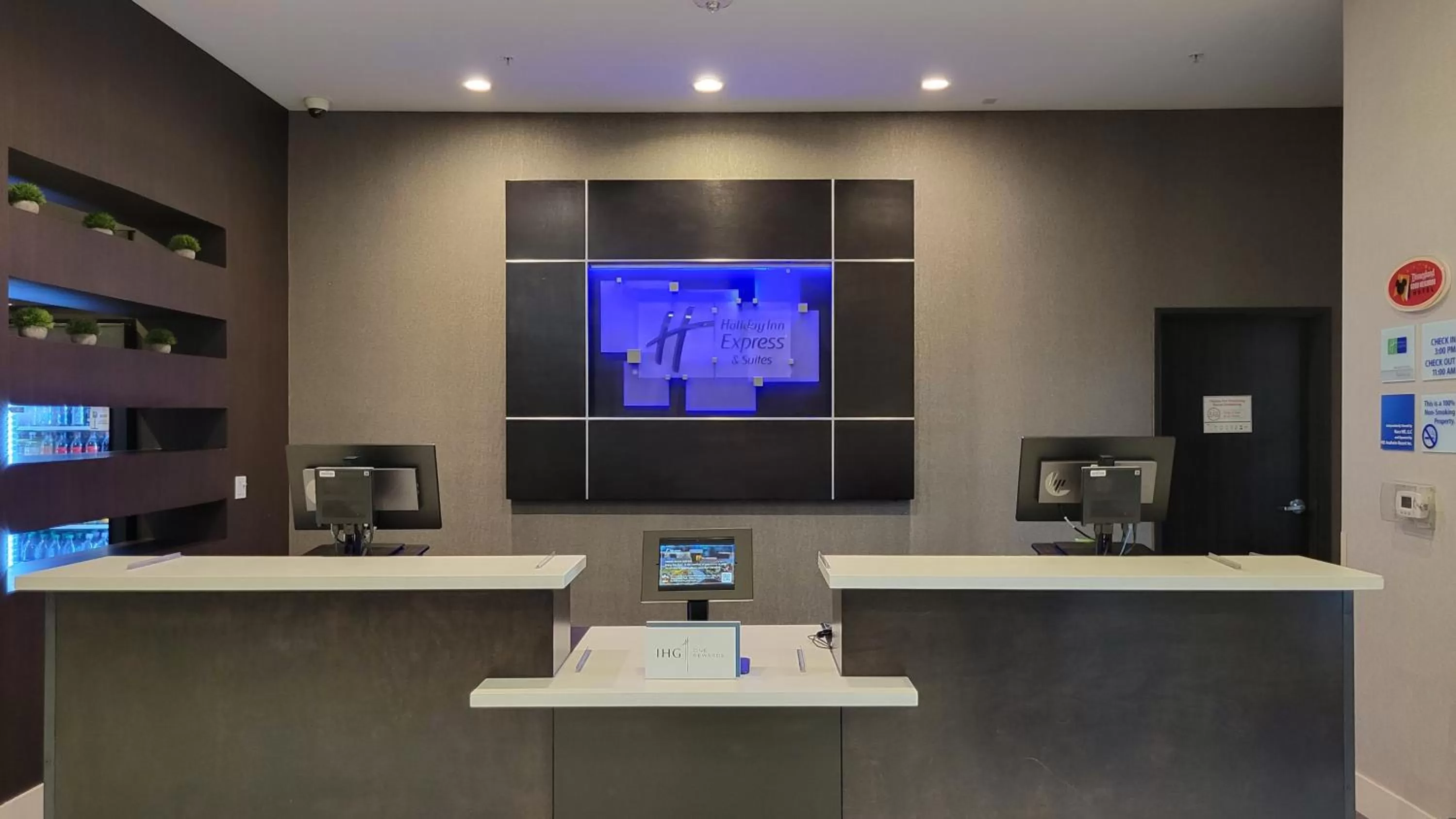 Lobby or reception in Holiday Inn Express & Suites Anaheim Resort Area by IHG