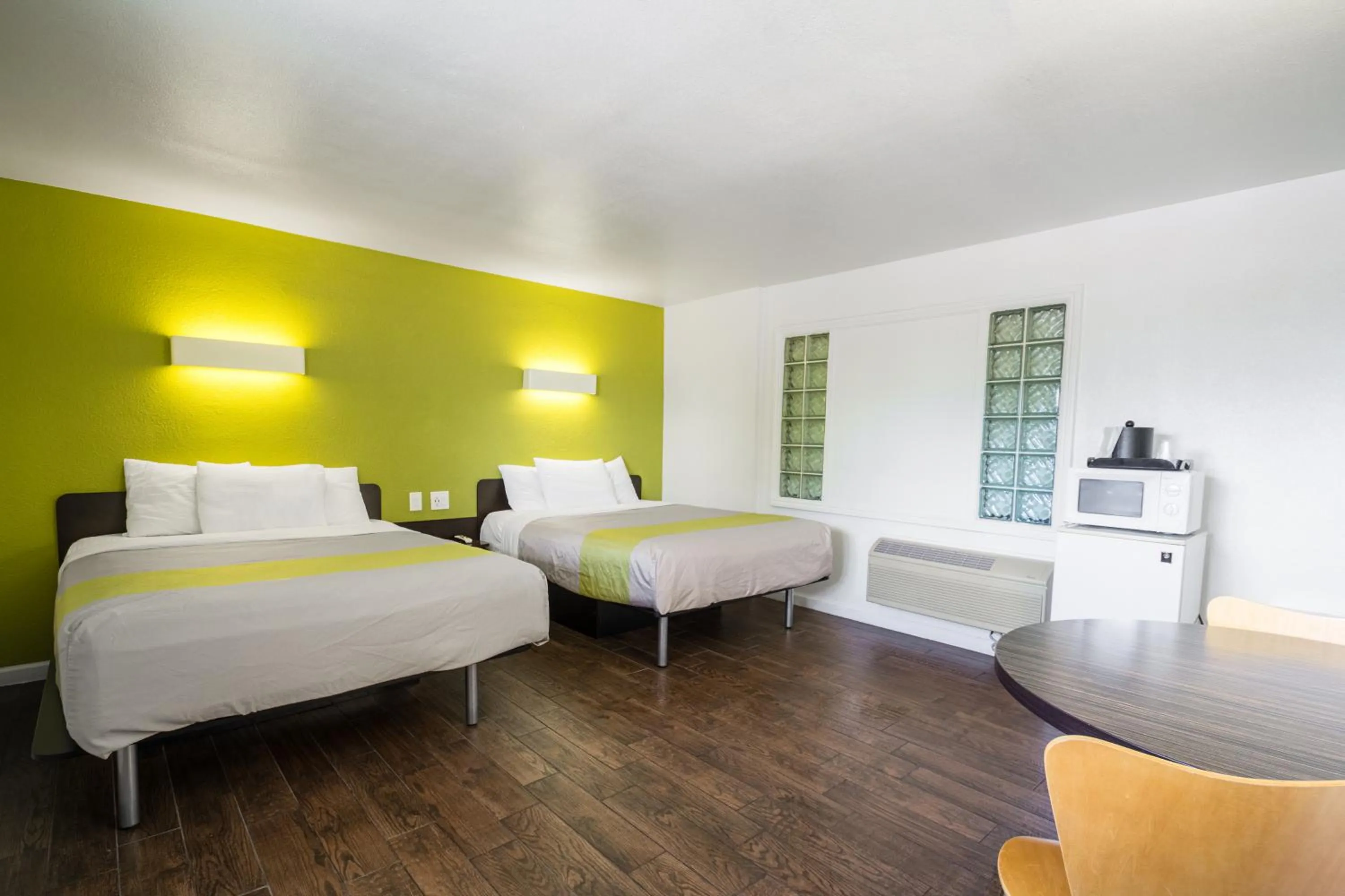 Bedroom, Bed in Motel 6 - Downtown Monterey