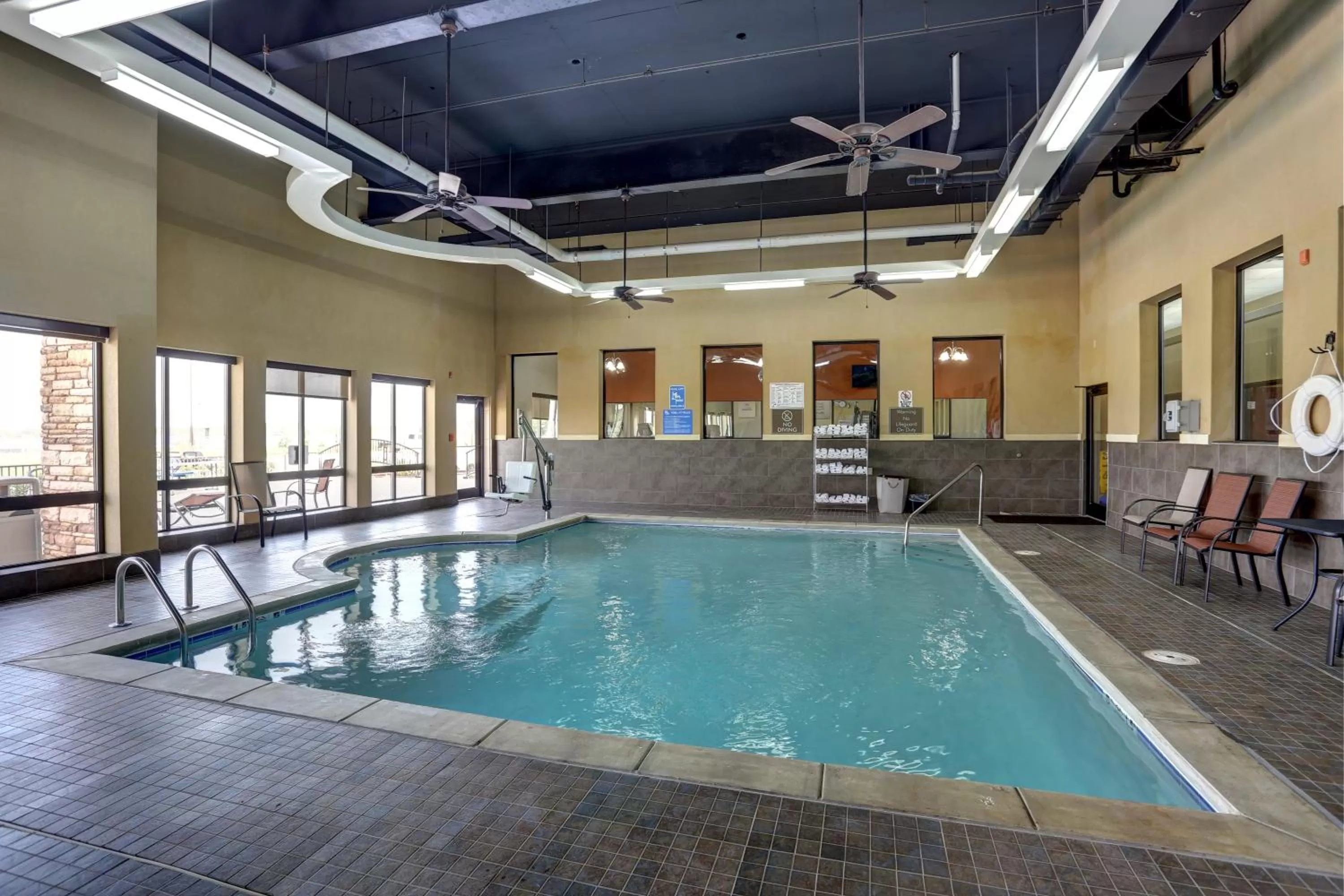 Swimming pool in Comfort Suites Batesville