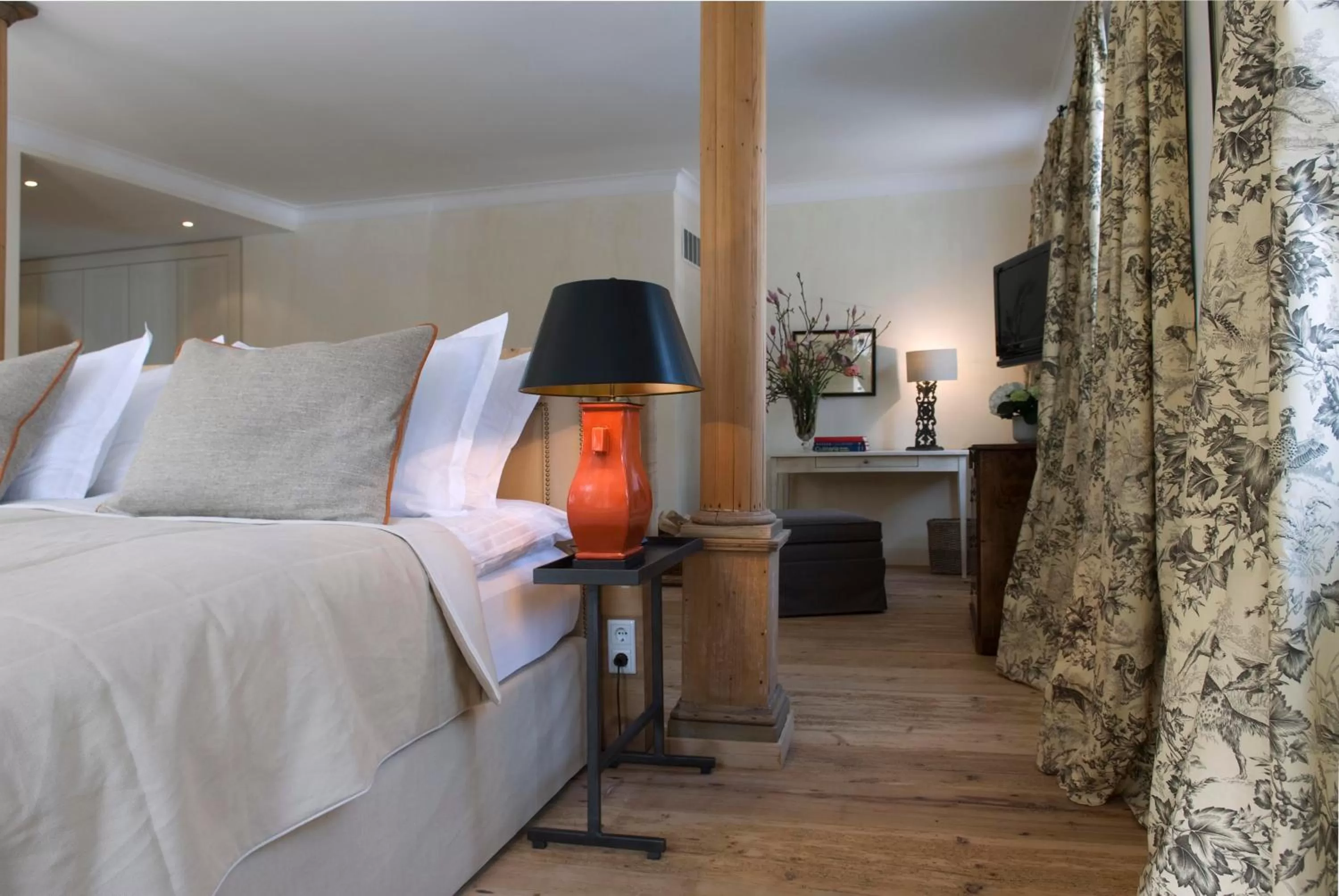 Bed in Brauereigasthof-Hotel Aying