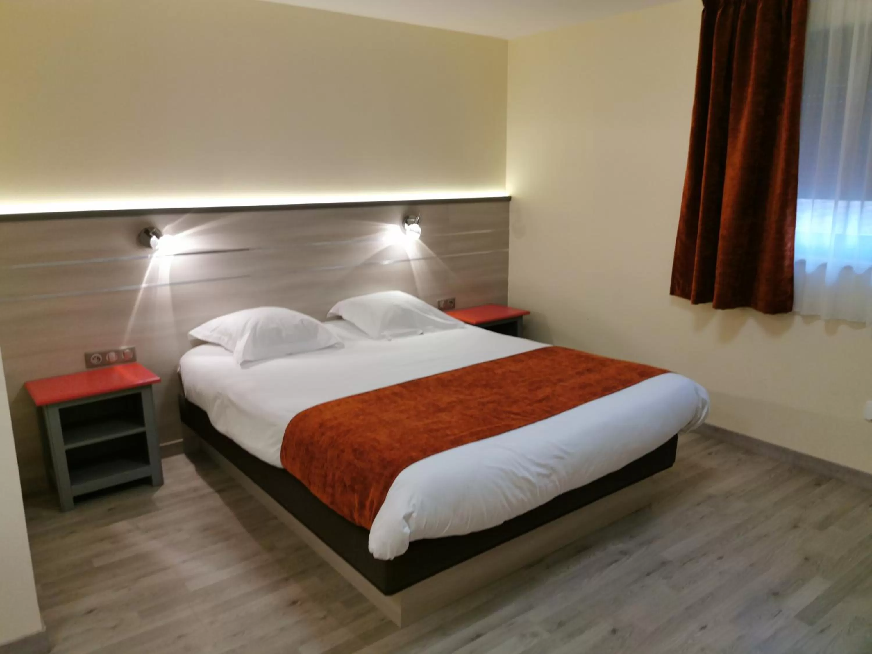 Bed in Hotel Restaurant Au Parc des Cigognes