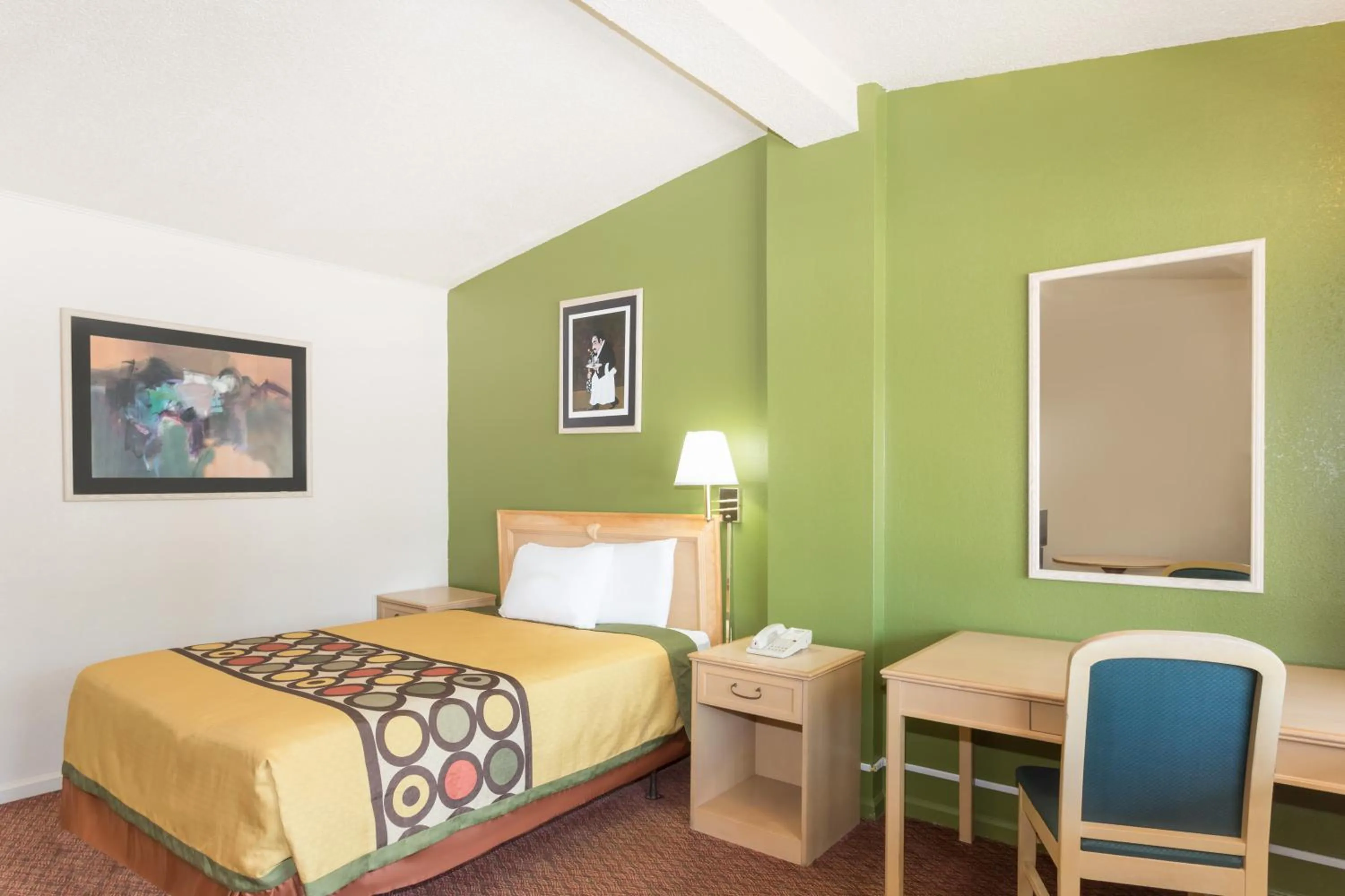 Bed in Knights Inn Statesboro