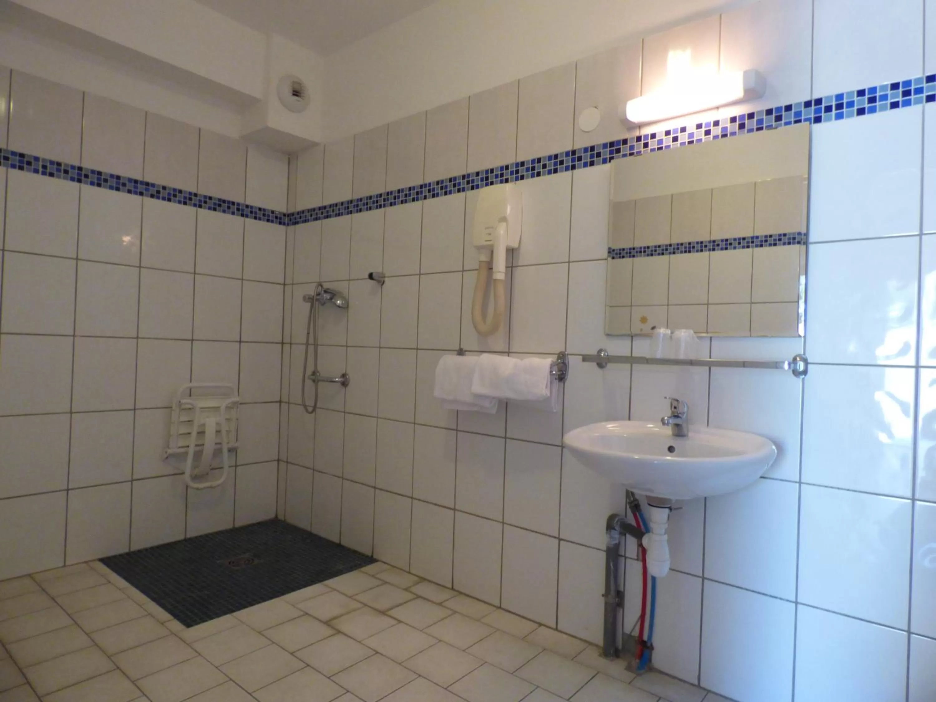 Shower, Bathroom in Appart'Hotel Festival Sud Aqua - Avignon TGV