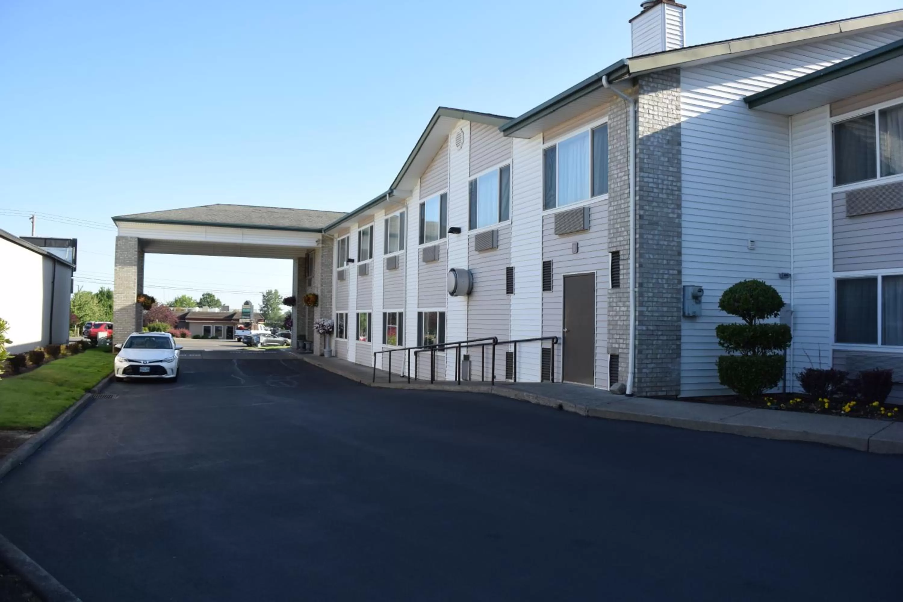 Property building in Best Western Newberg Inn