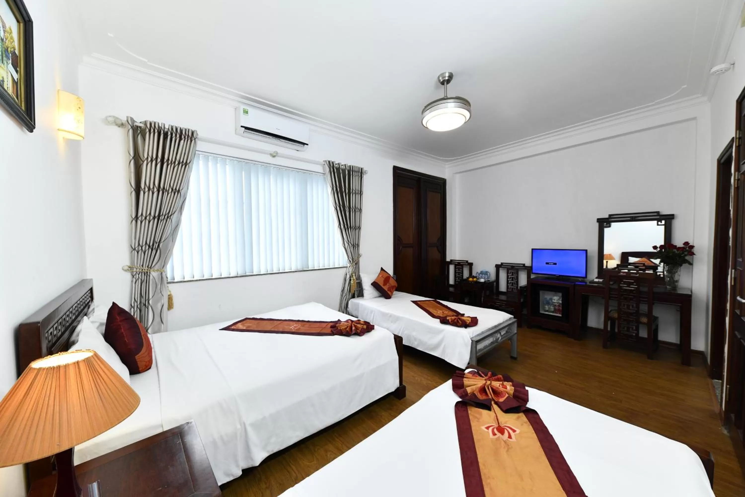 Communal lounge/ TV room, Bed in Phoenix Legend Hotel Hanoi