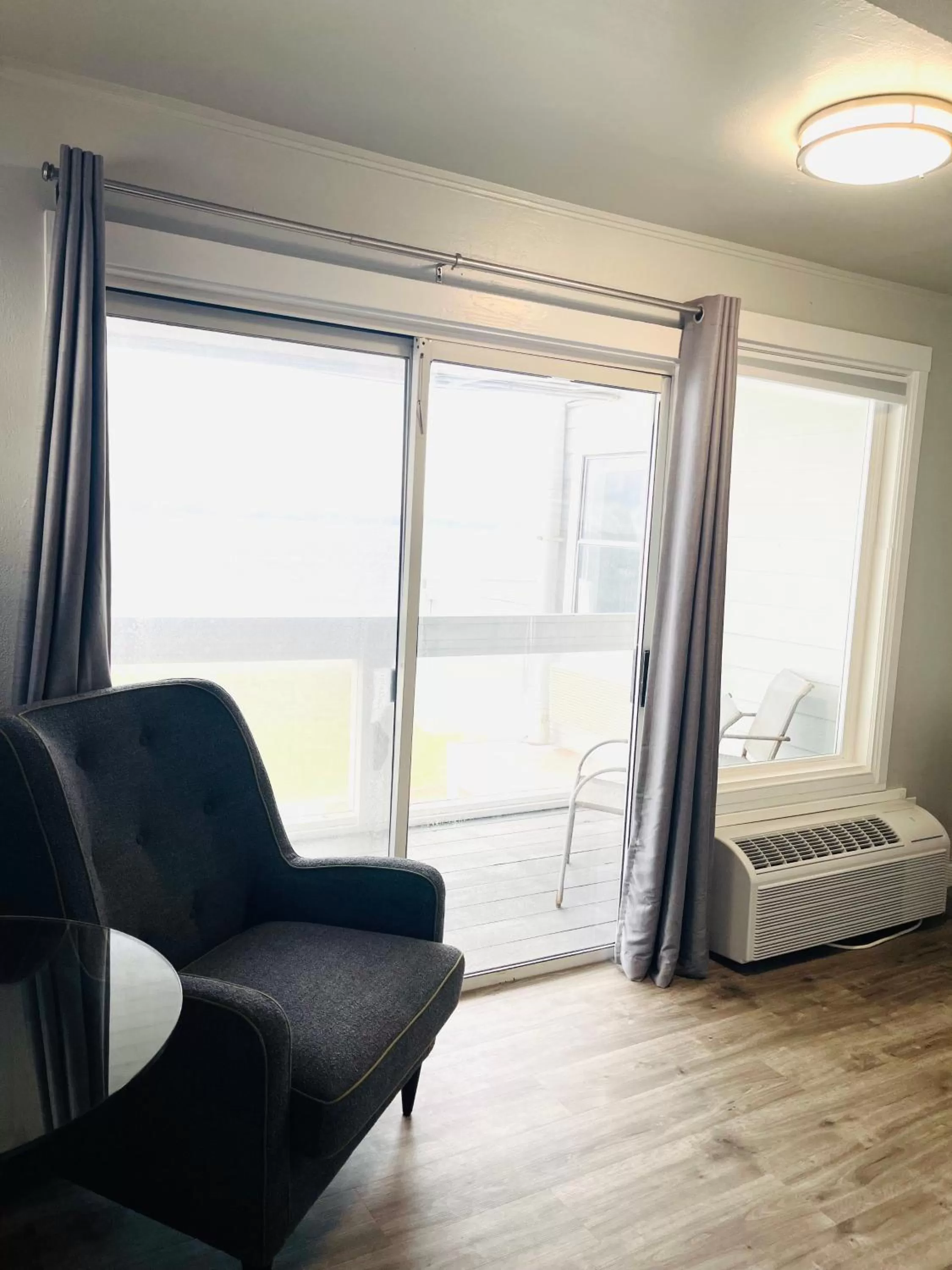 Double Room with Balcony and Sea View in Tides Inn & Suites