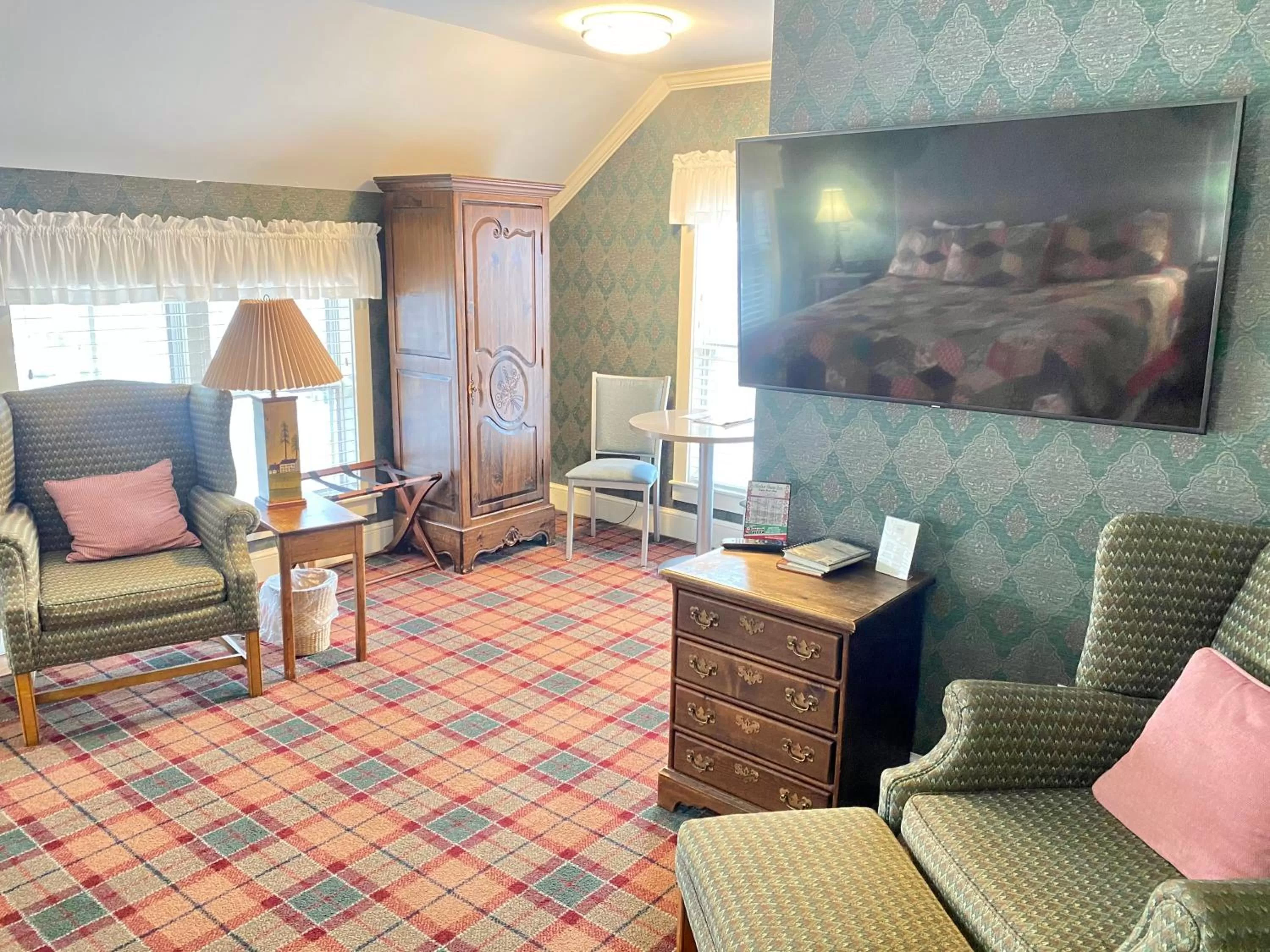 Bed in Harbor House Inn