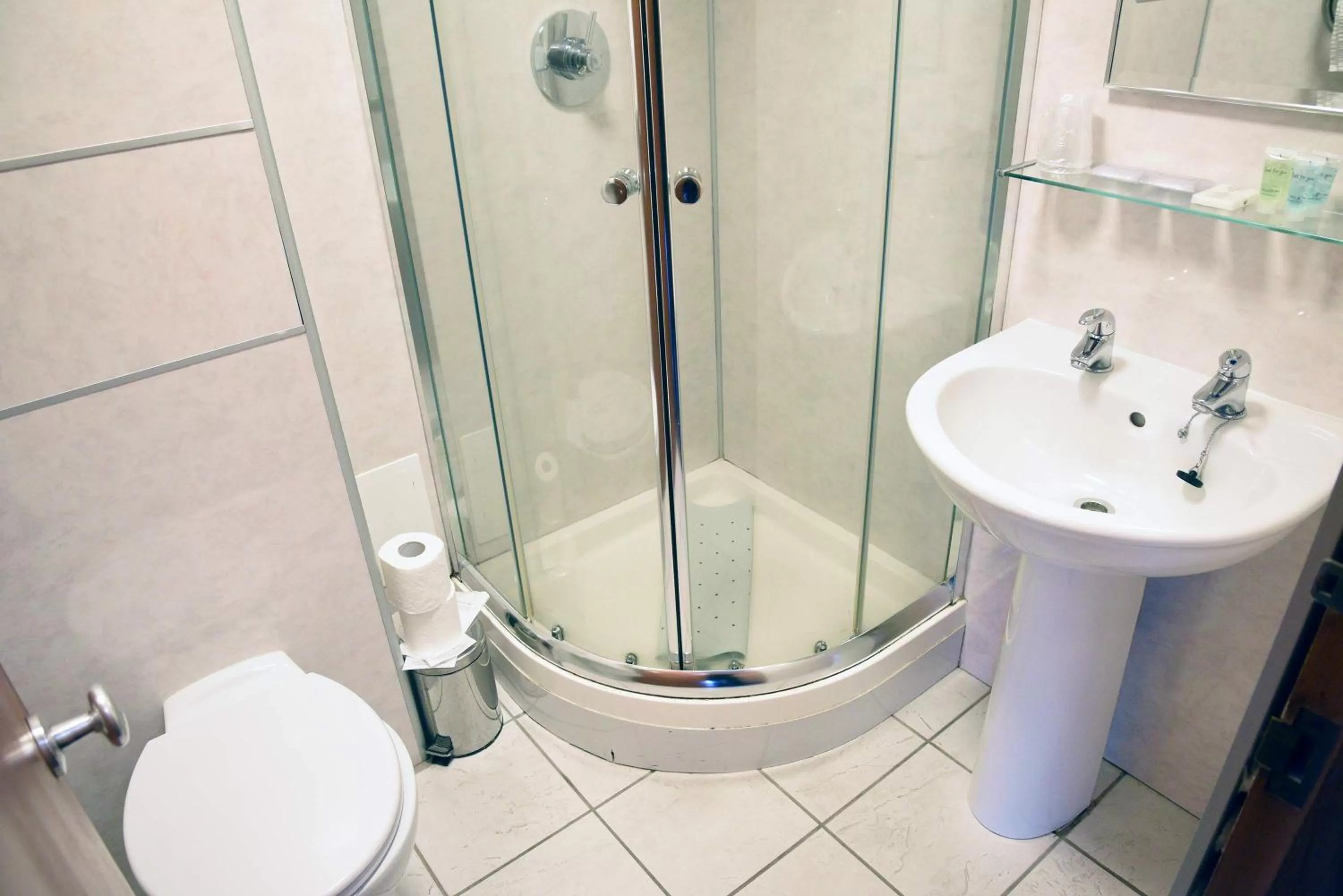 Shower in The Royal Hotel