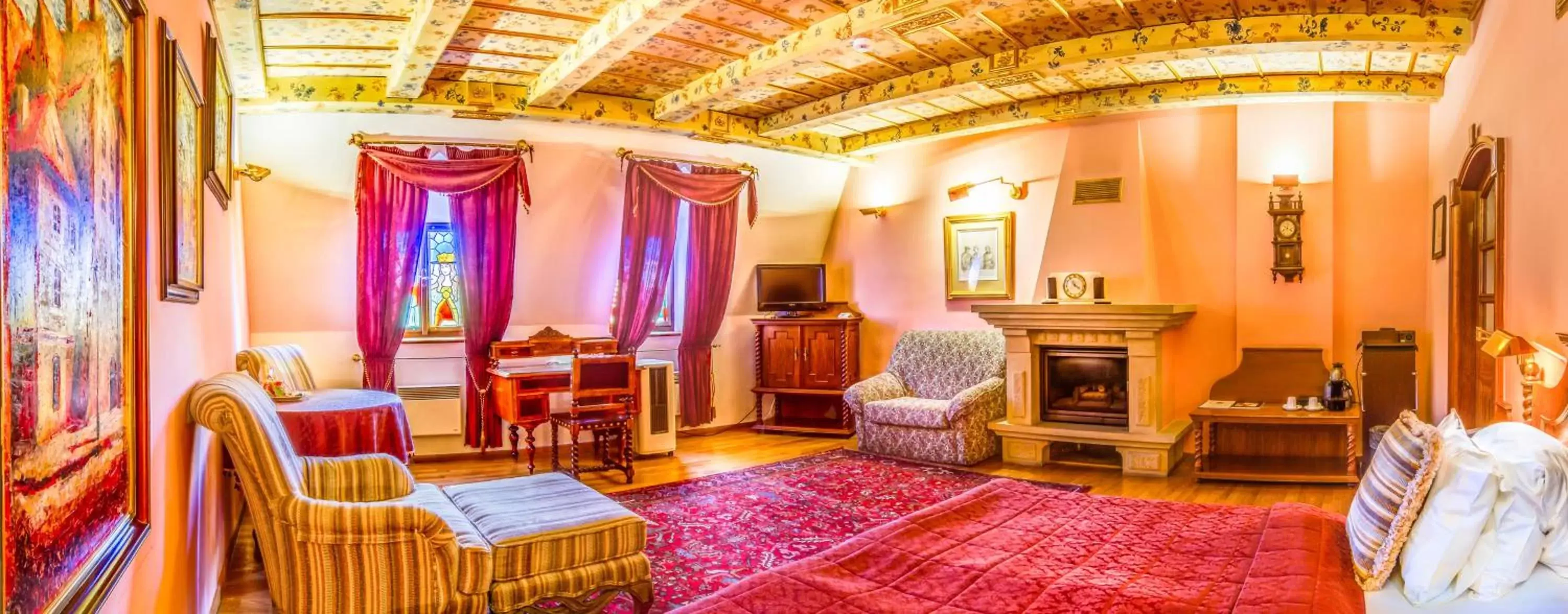 Junior Suite with Fireplace in The King Charles Junior Suite with Fireplace in The King Charles