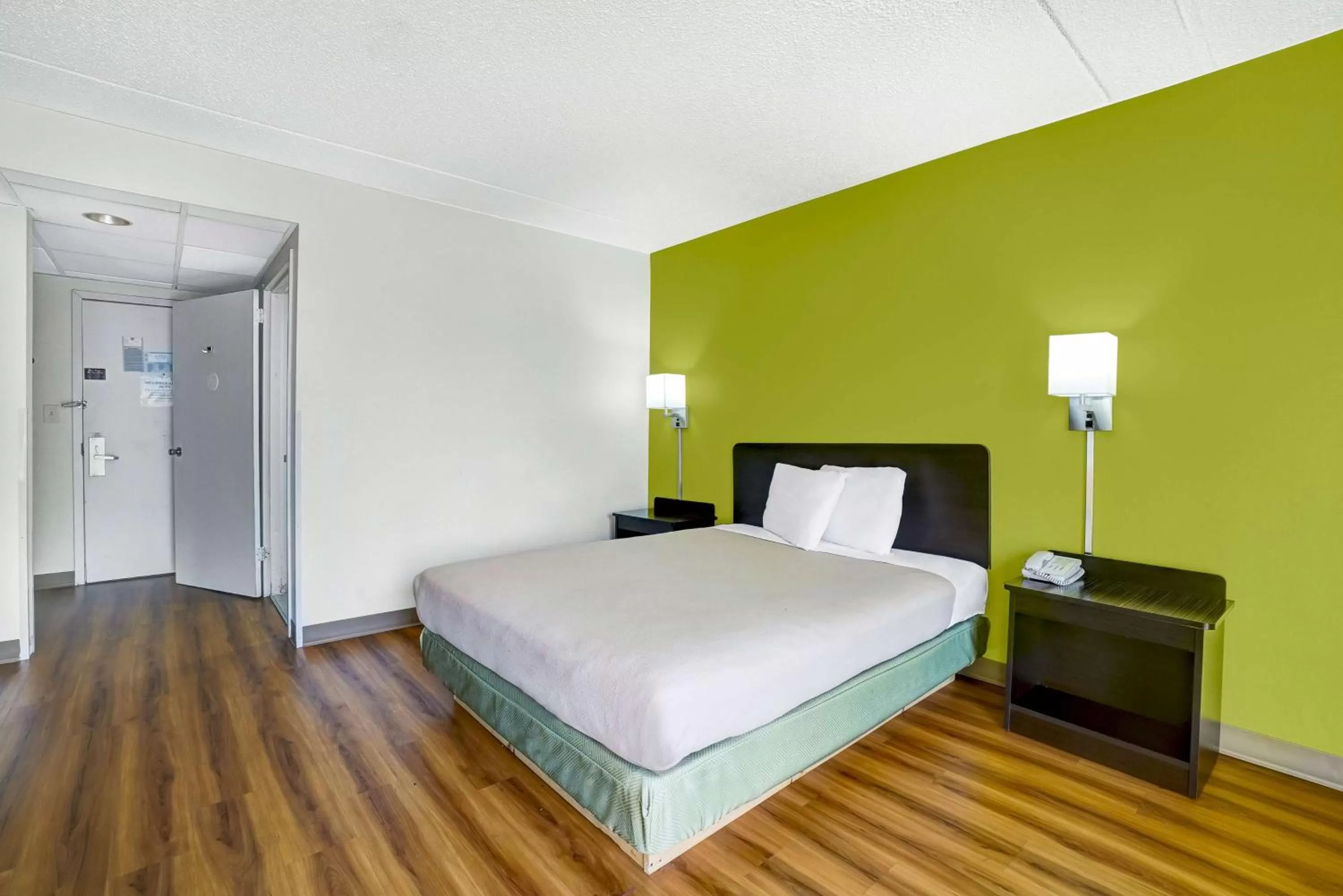 Photo of the whole room, Bed in Motel 6-Lawrenceville, NJ