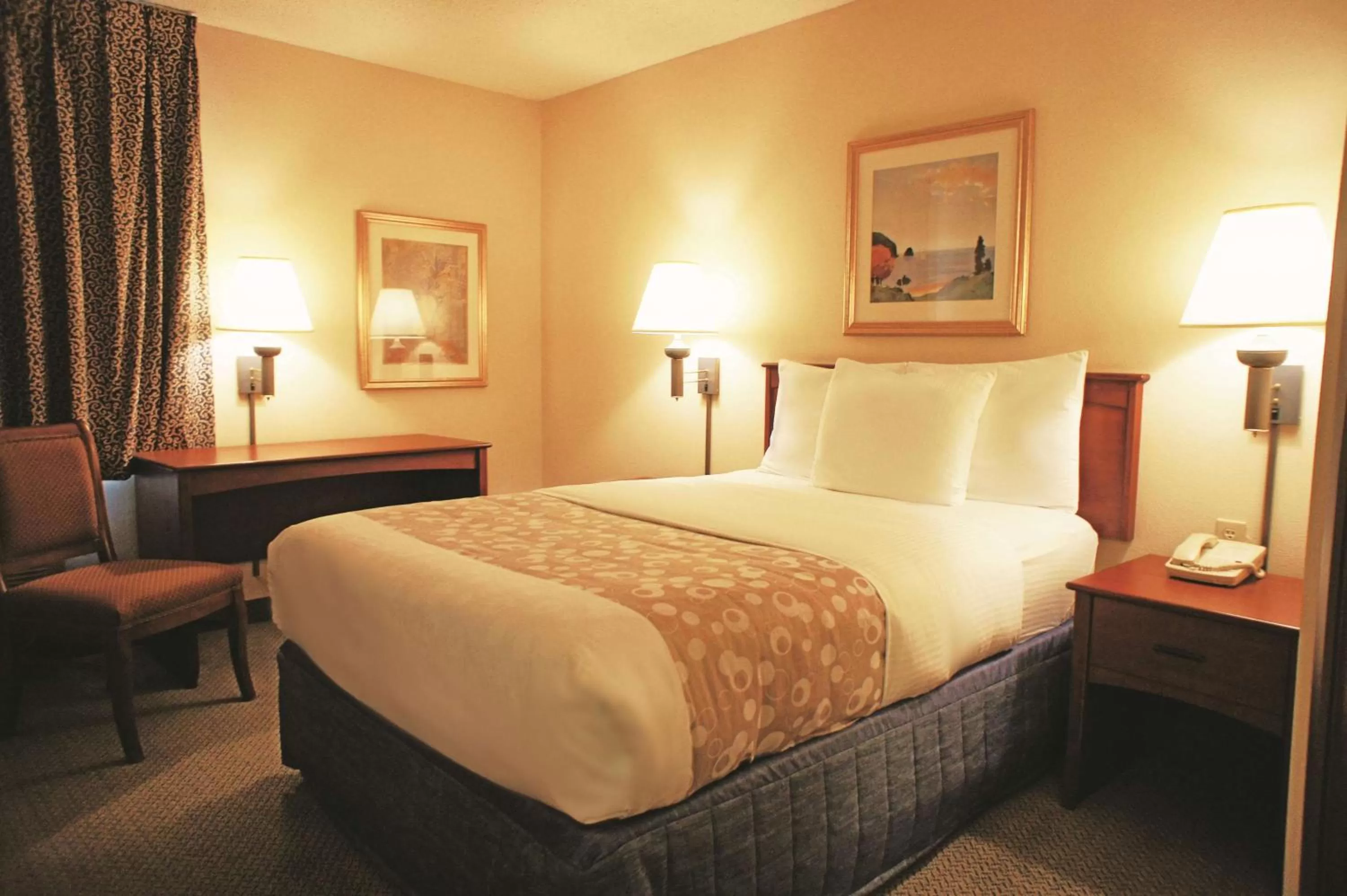 Photo of the whole room, Bed in La Quinta by Wyndham El Paso West Bartlett