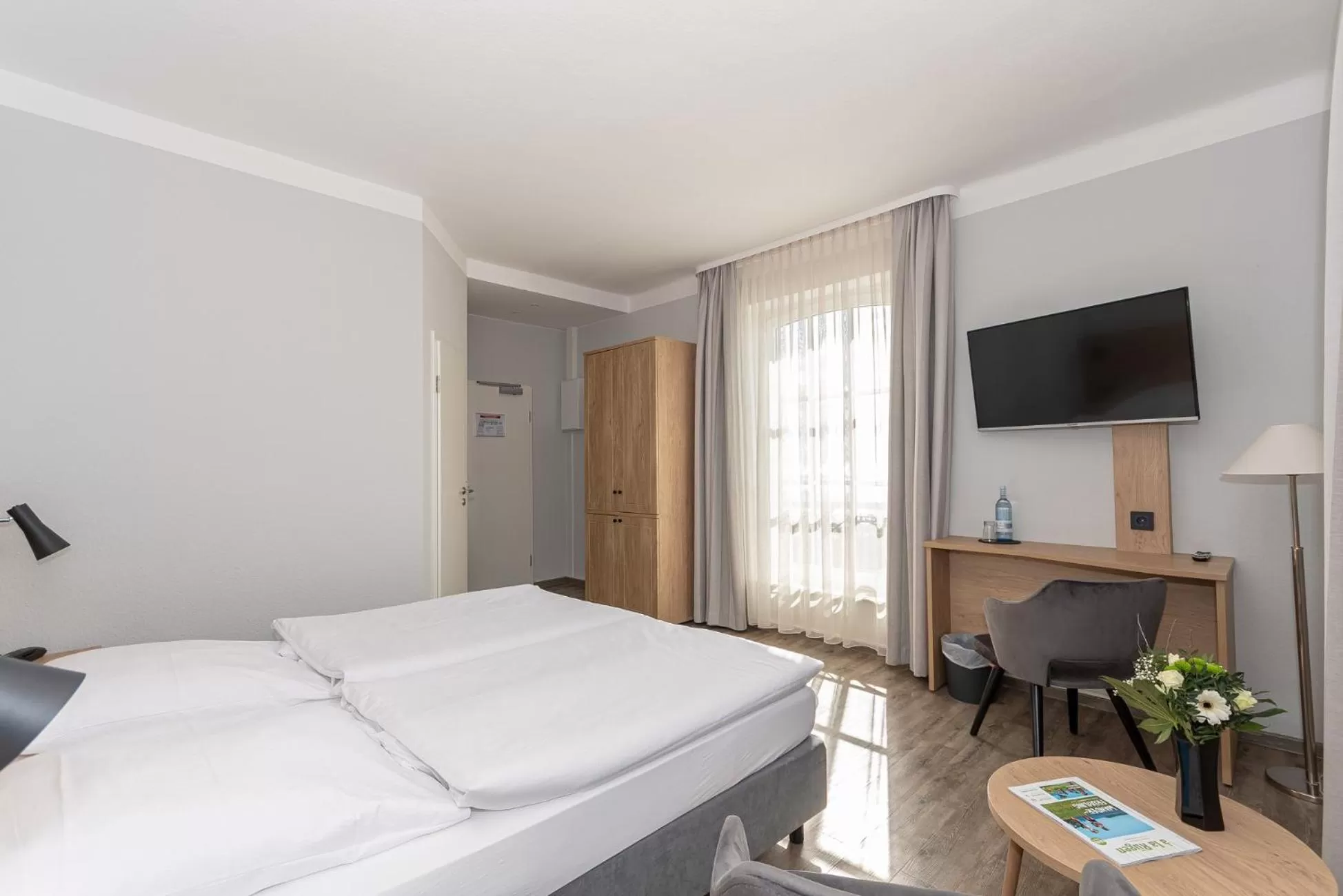 Photo of the whole room, Bed in Kurhotel Sassnitz