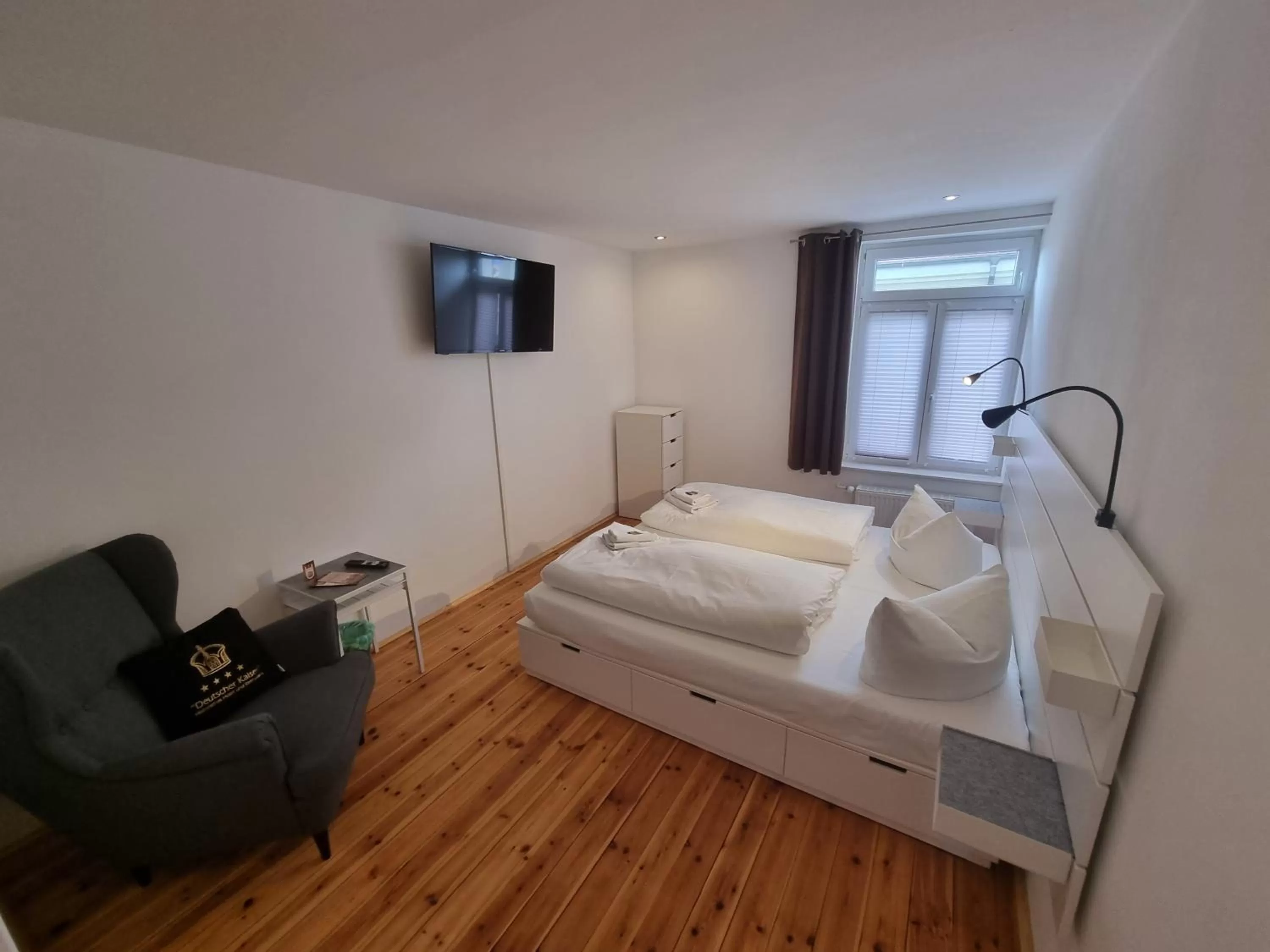 Bedroom, Bed in Hotel & Restaurant "Deutscher Kaiser"