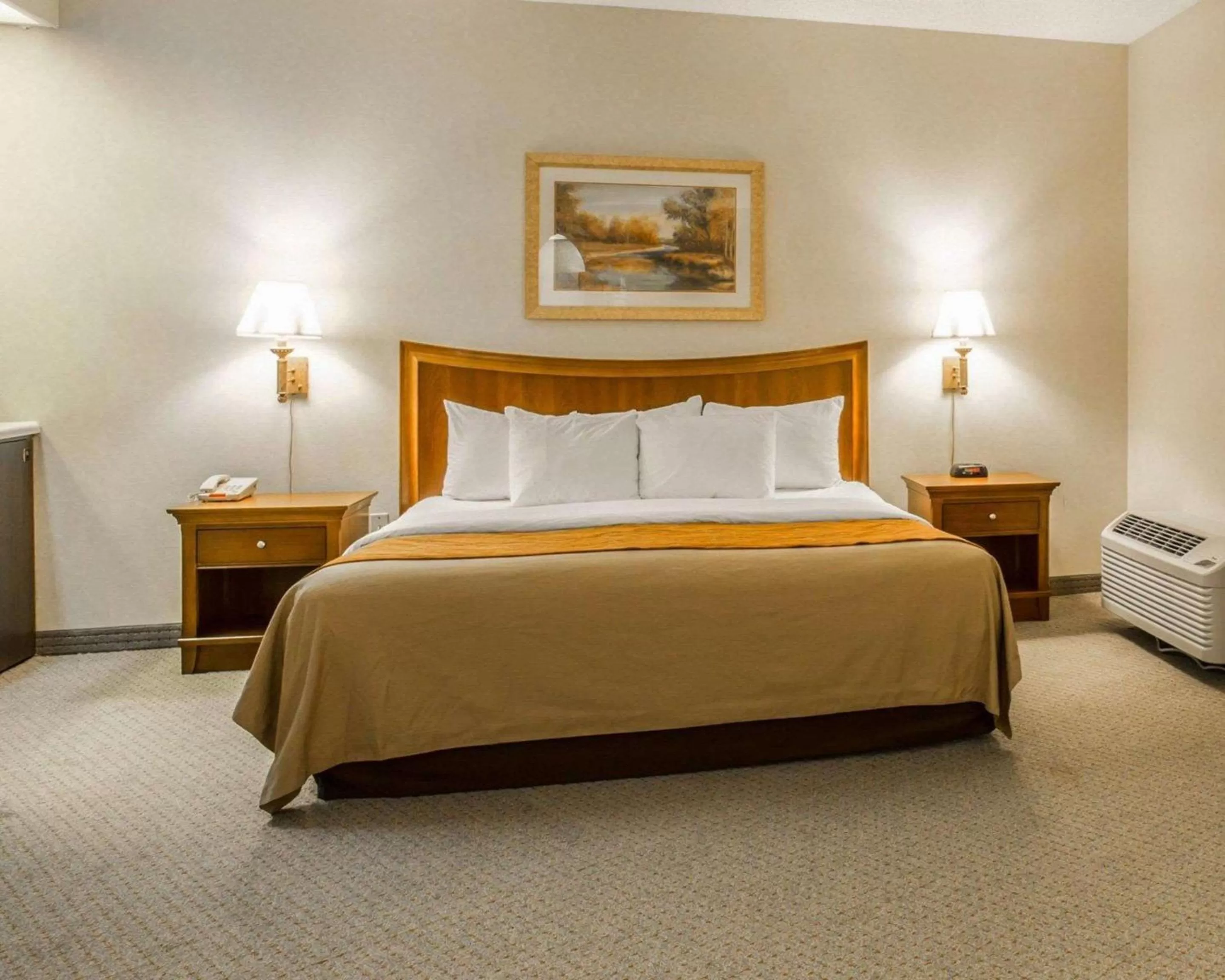 Photo of the whole room, Bed in Rodeway Inn & Suites Cherokee On the River