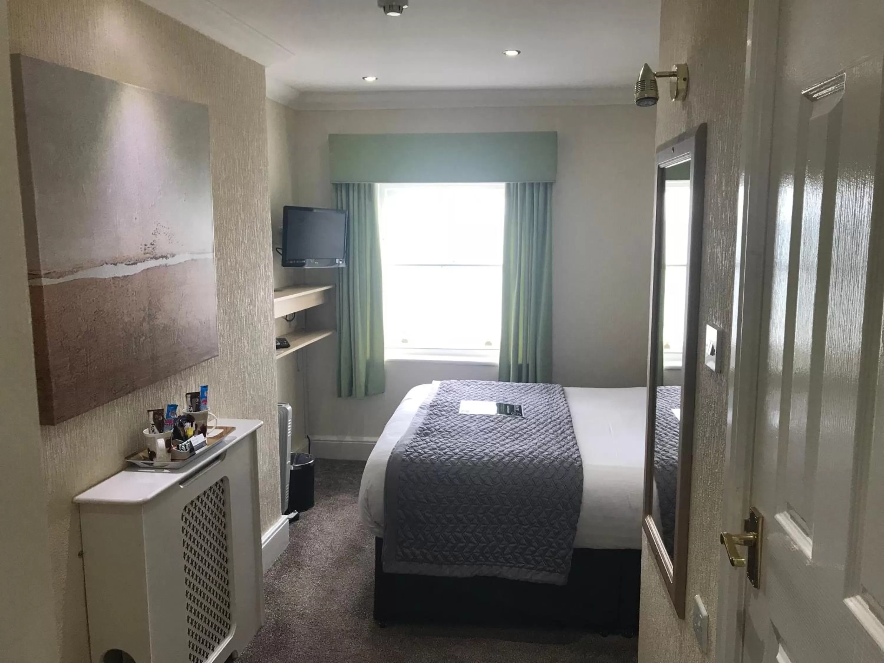 Bed in Lauriston & Lawton Court Hotel