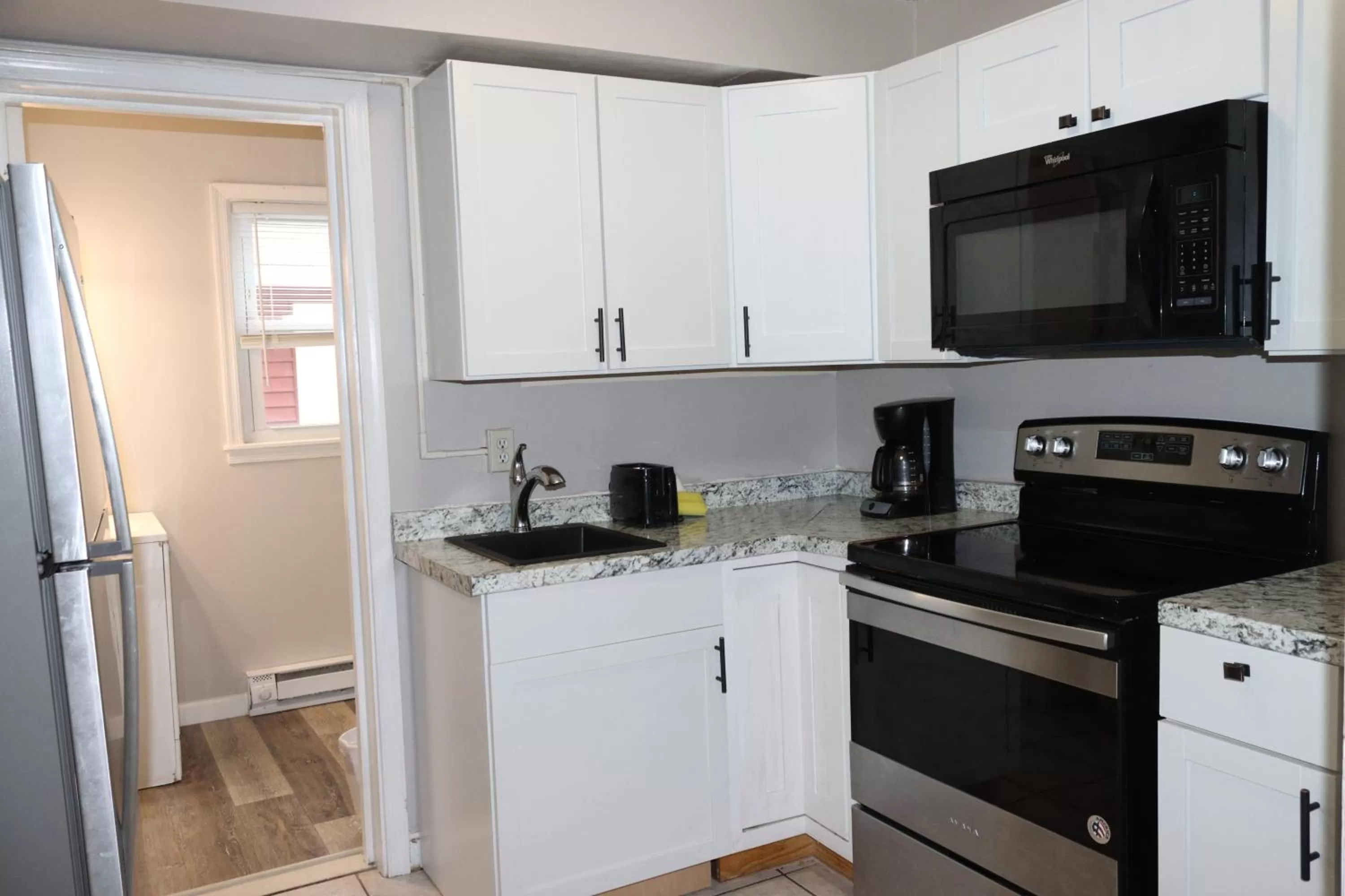 Kitchen or kitchenette in The Burgundy Inn Hotel and Apartments