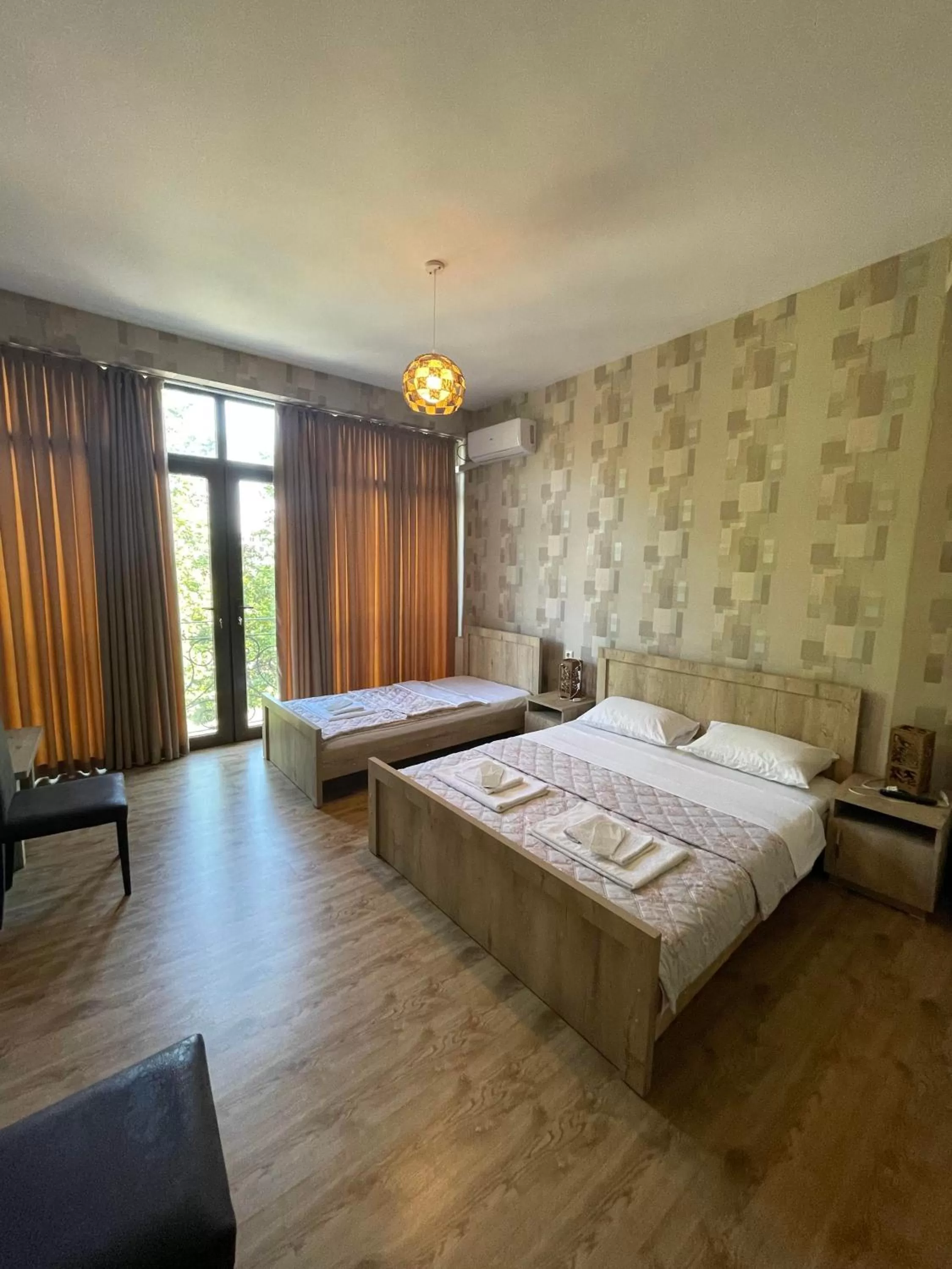 Property building, Bed in Hotel Traveler