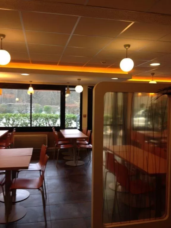 Dining area in Ibis Budget Rambouillet