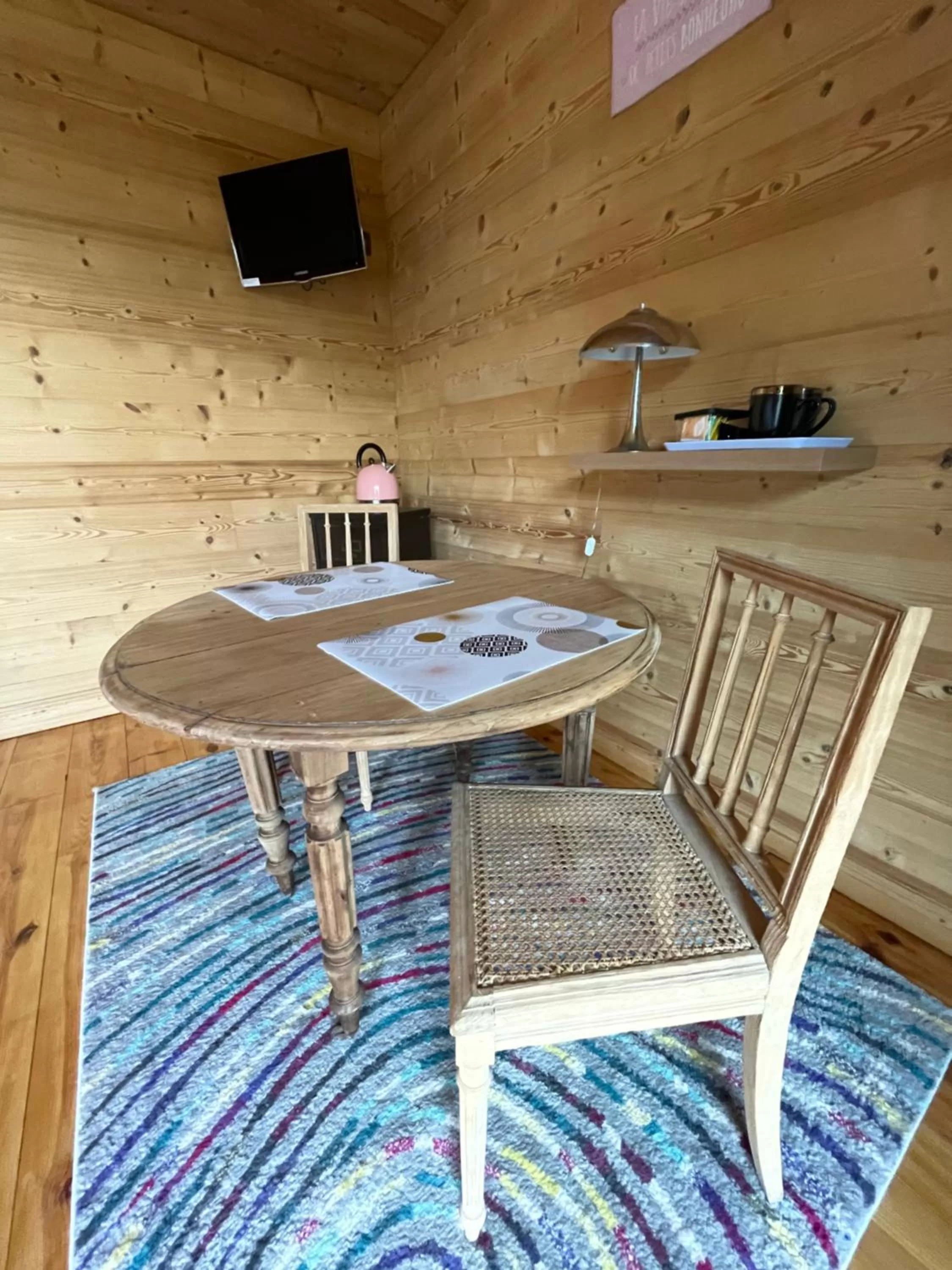 Dining area in Auge Horizon