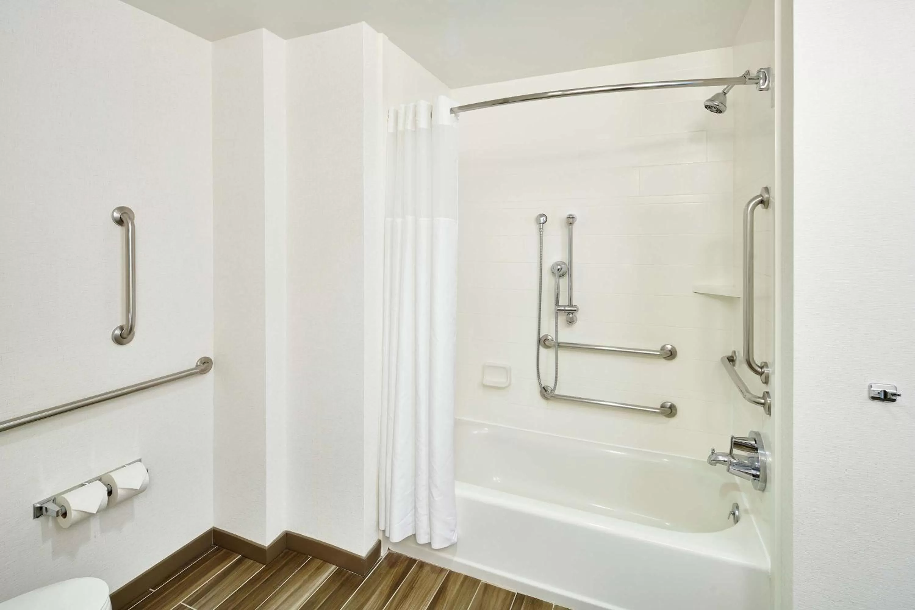 Shower in Hampton Inn & Suites Oahu Kapolei - FREE Parking - No Resort Fee