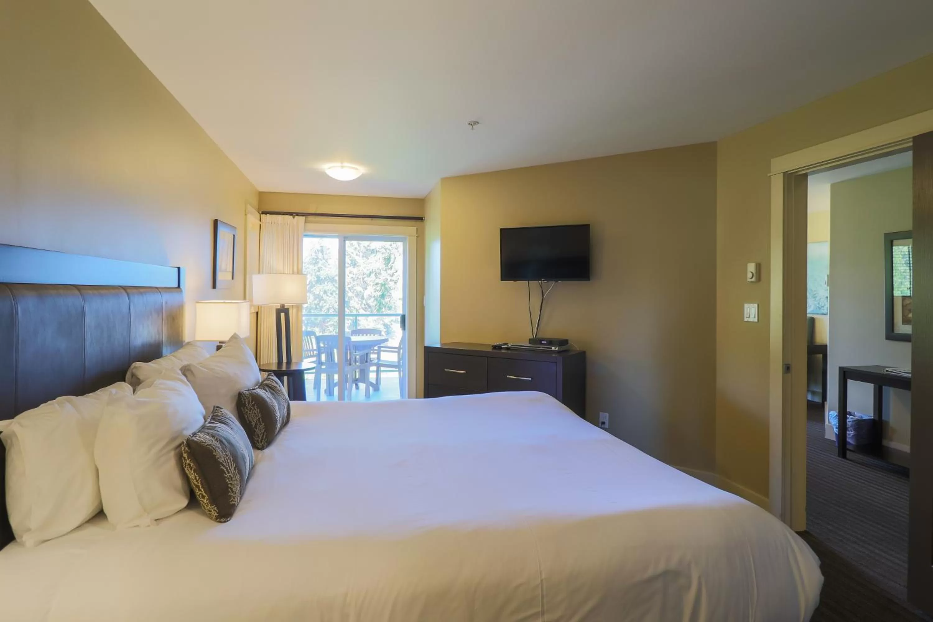 Bedroom, Bed in Pacific Shores Resort & Spa