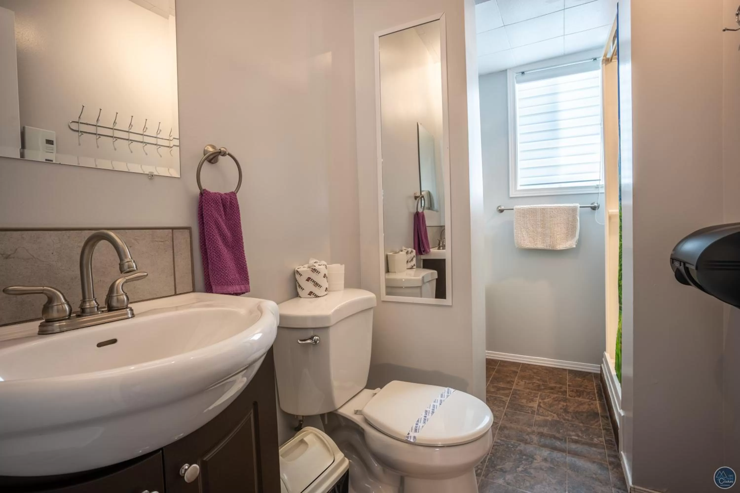 Shower, Bathroom in Auberge Éva