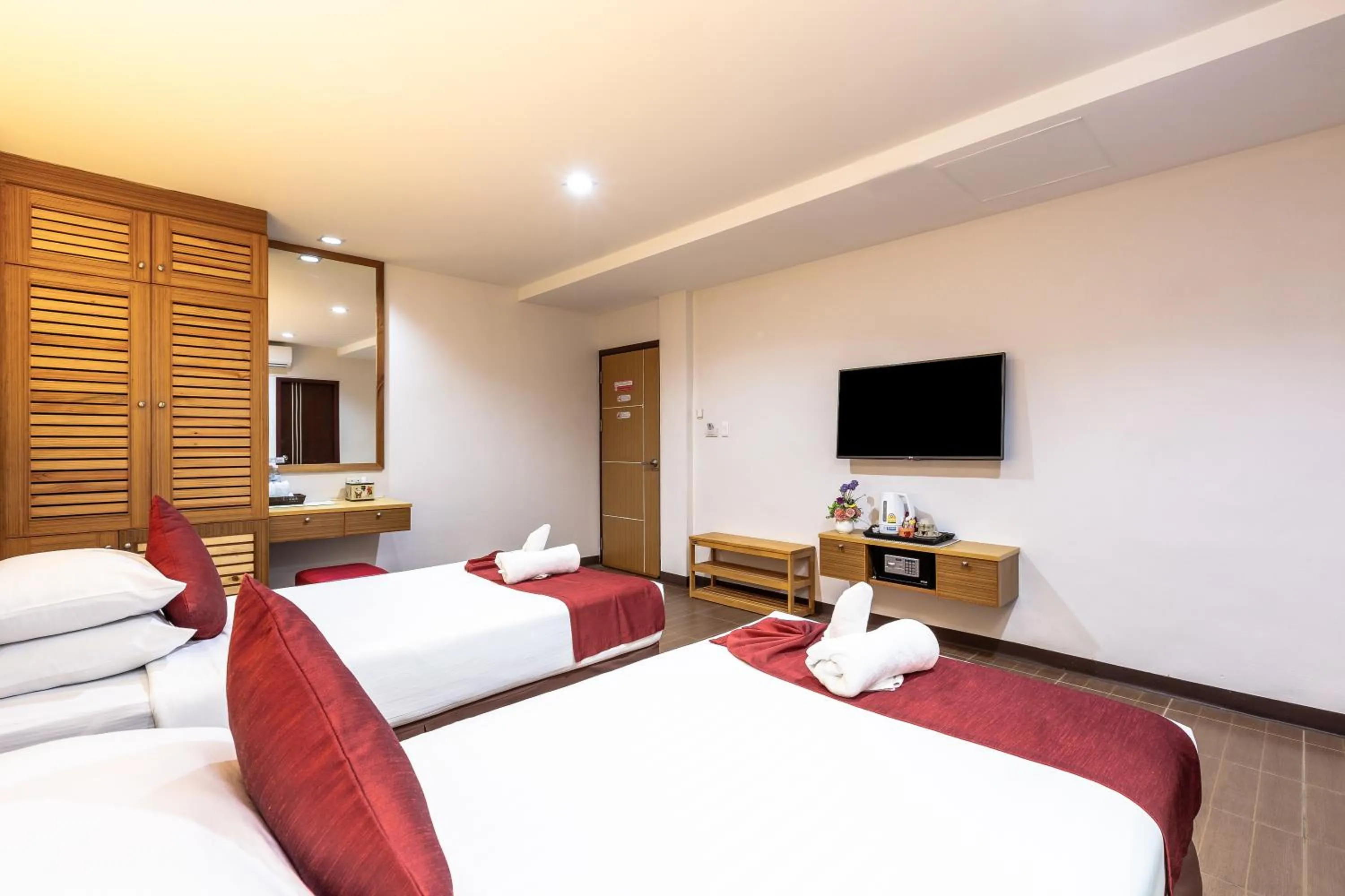 Photo of the whole room, Bed in Tee Pak Dee Resident Phuket