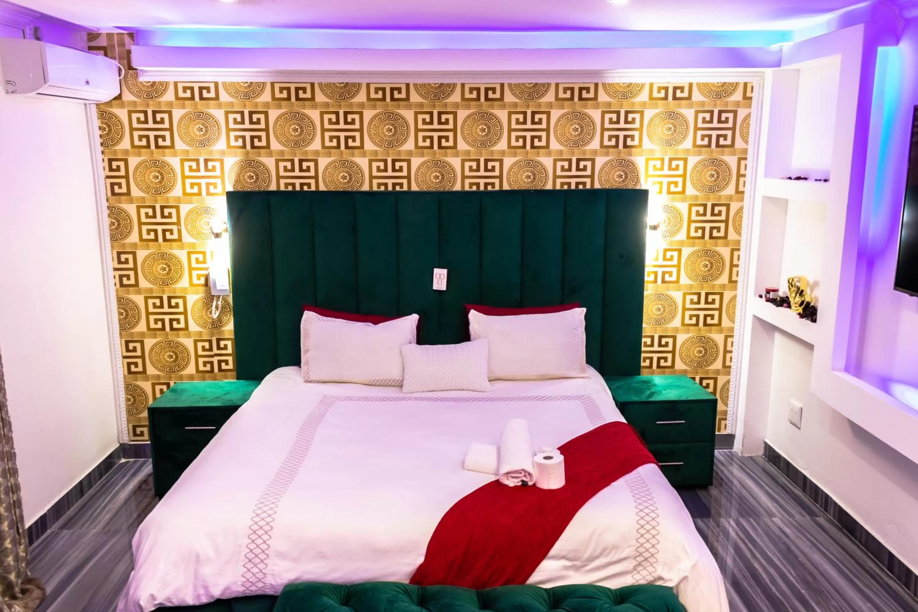 Bed in Gold Crown International Hotel Johannesburg