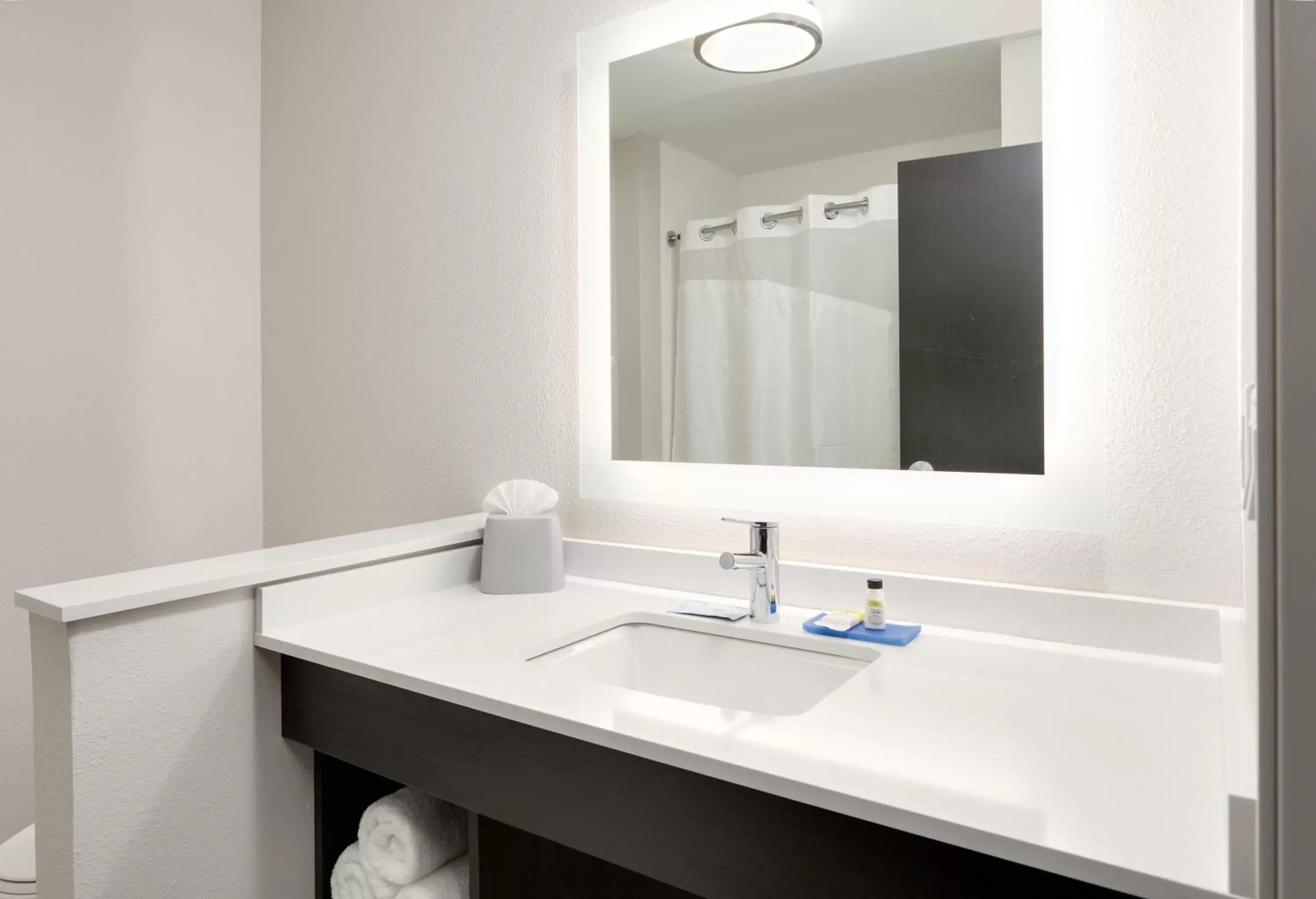 King Room - Hearing Accessible/Non-Smoking in Holiday Inn Express - Kermit by IHG King Room - Hearing Accessible/Non-Smoking in Holiday Inn Express - Kermit by IHG