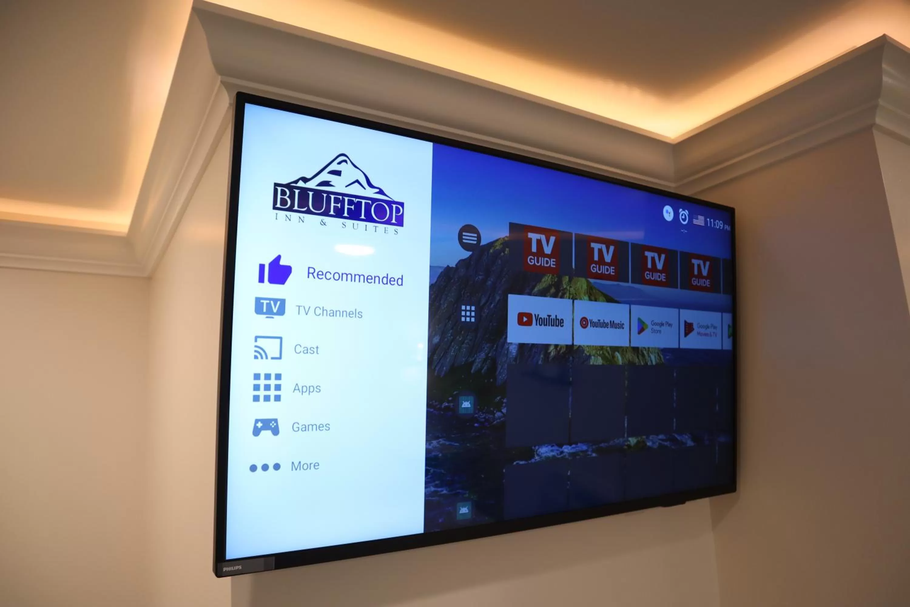 TV and multimedia in Blufftop Inn & Suites - Wharf/Restaurant District