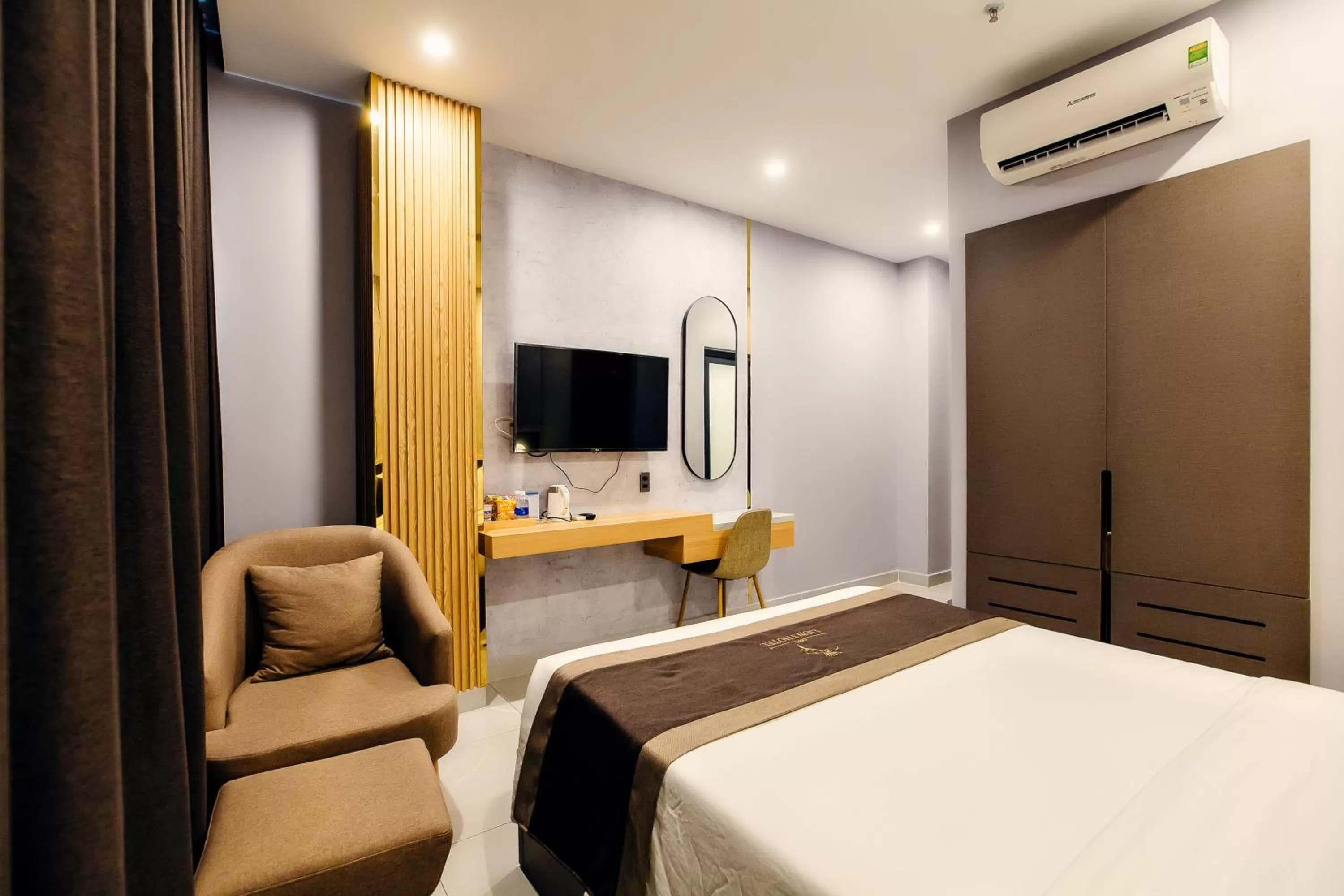 Bed, TV/Entertainment Center in LION 3 HOTEL