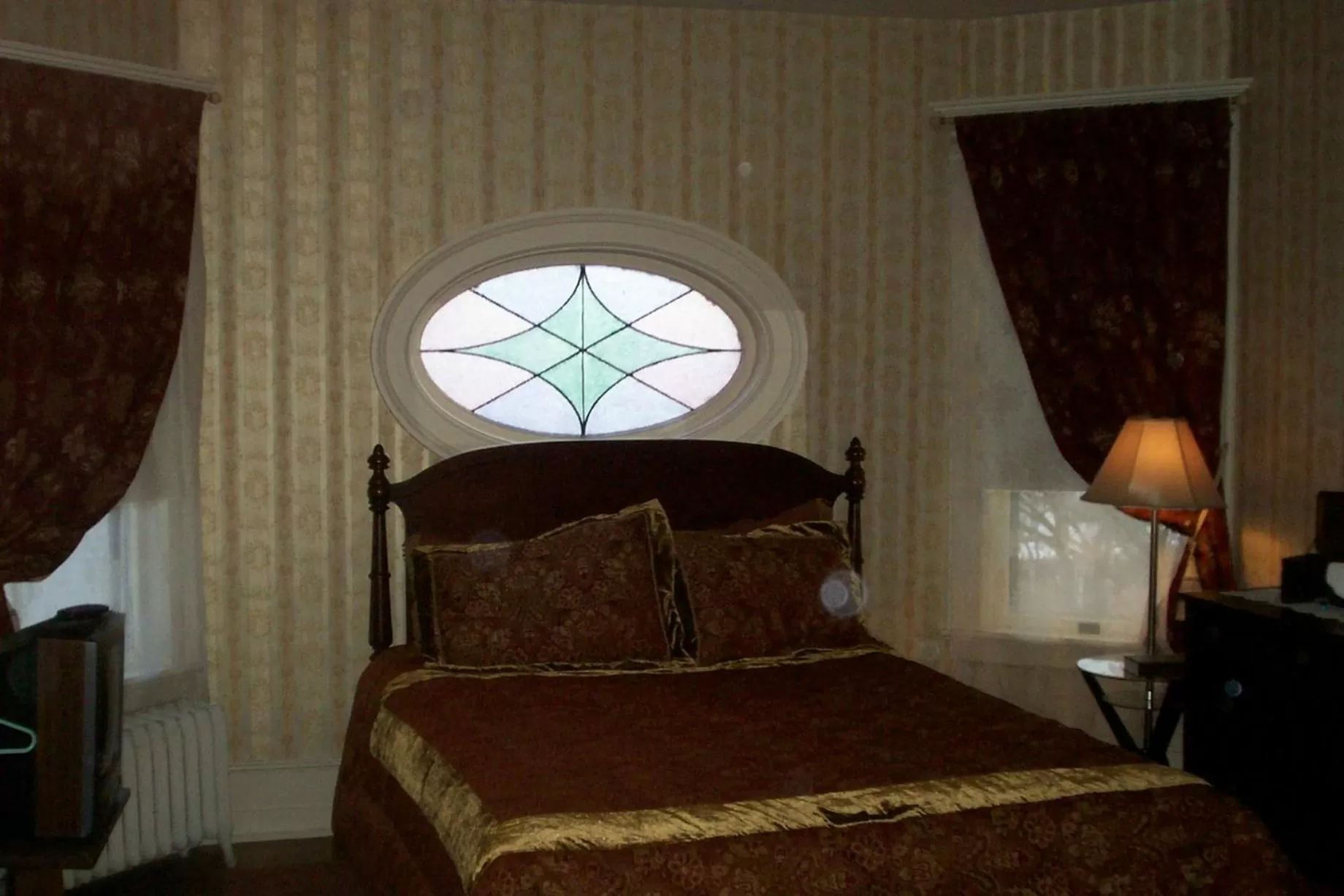 Bedroom, Bed in Victorian Charm Inn